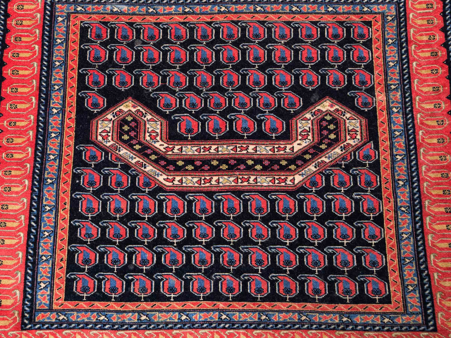 Antiker, handgeknüpfter Afghan Orientteppich aus Wolle von Khademi. Größe: 116 x 94 cm. Farbe: Blau, orange, rot. Verkauf durch JUPITER Intl.