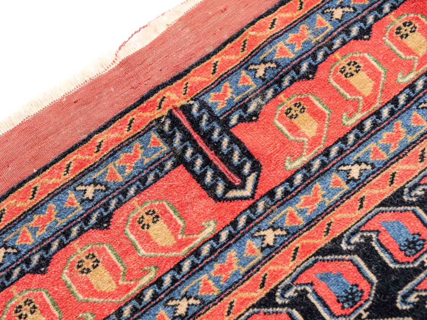 Antiker, handgeknüpfter Afghan Orientteppich aus Wolle von Khademi. Größe: 116 x 94 cm. Farbe: Blau, orange, rot. Verkauf durch JUPITER Intl.