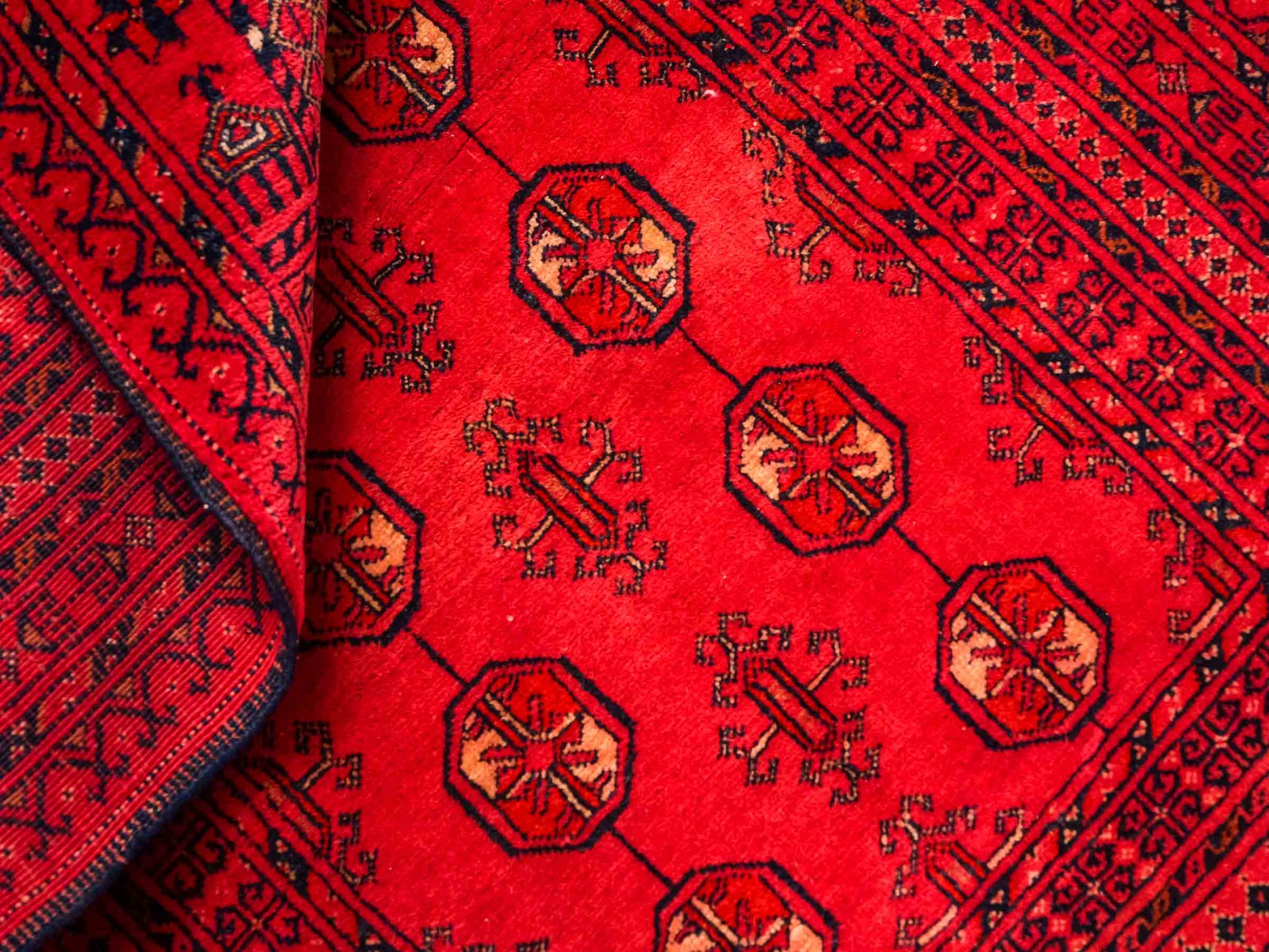 Antiker, handgeknüpfter Afghan Orientteppich aus Wolle von Khademi. Größe: 125 x 76 cm. Farbe: Rot. Verkauf durch JUPITER Intl.