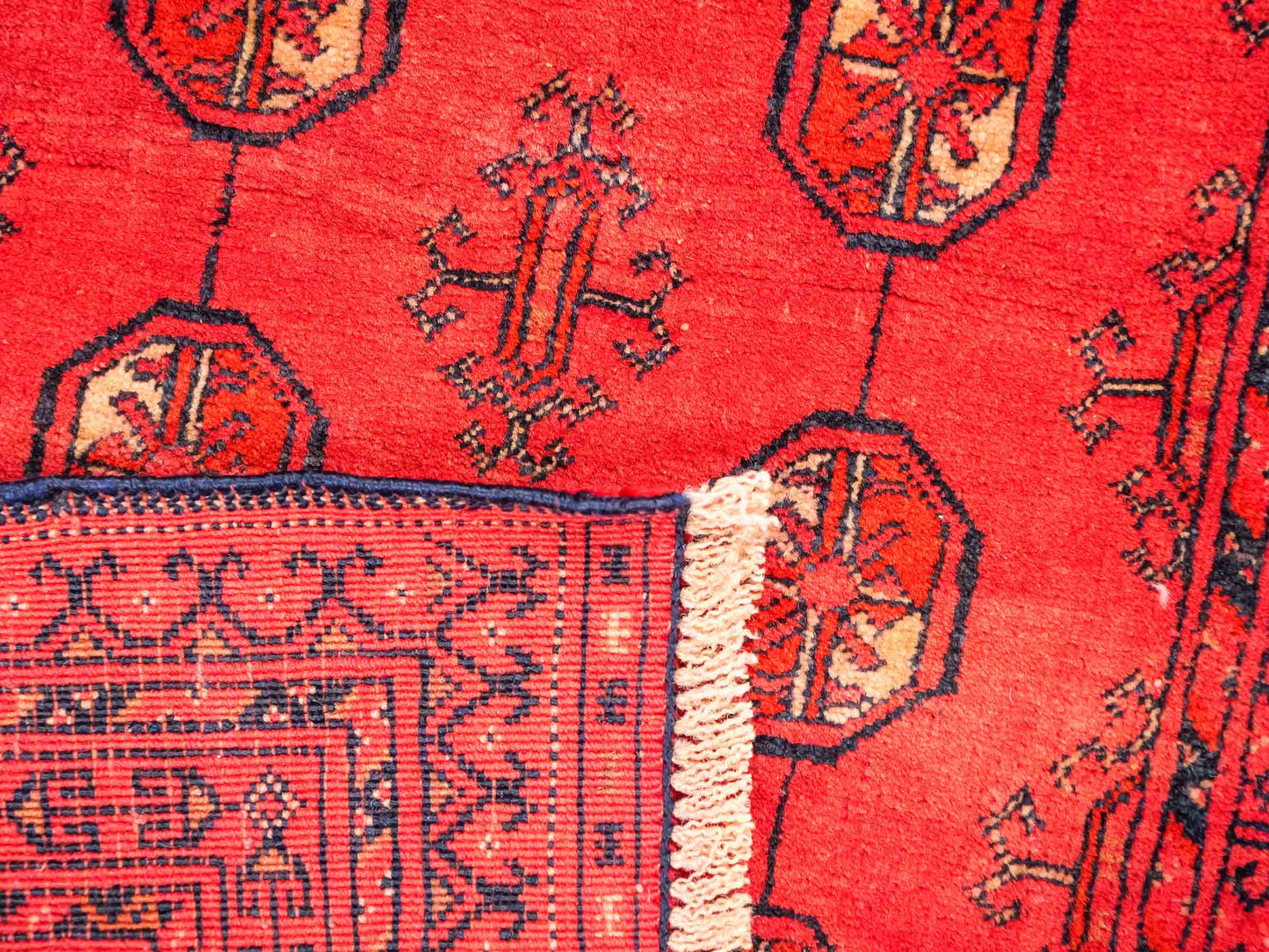 Antiker, handgeknüpfter Afghan Orientteppich aus Wolle von Khademi. Größe: 125 x 76 cm. Farbe: Rot. Verkauf durch JUPITER Intl.