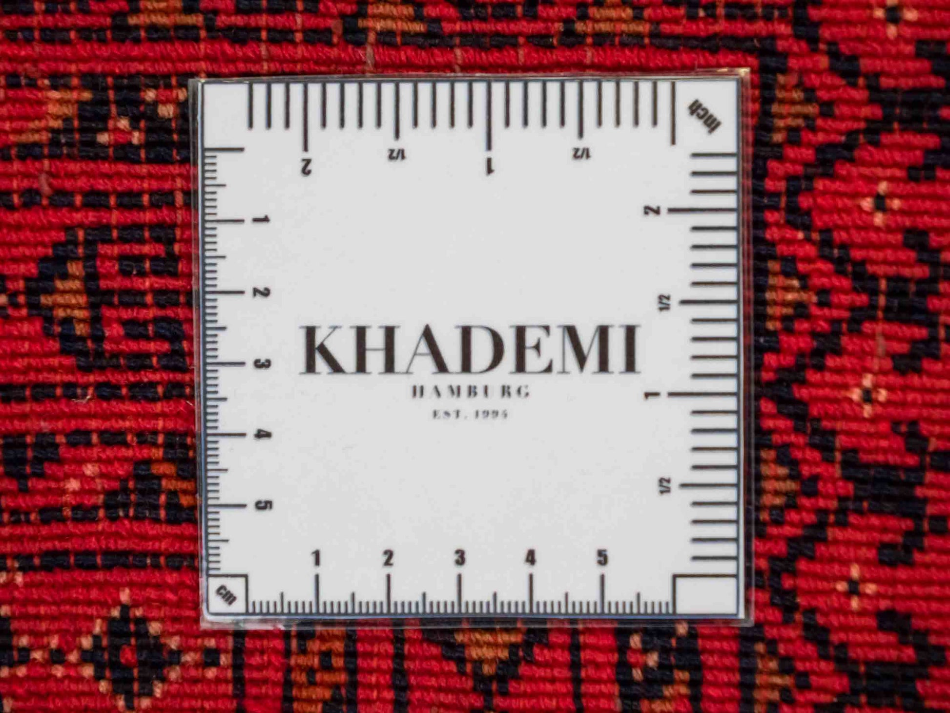 Antiker, handgeknüpfter Afghan Orientteppich aus Wolle von Khademi. Größe: 125 x 76 cm. Farbe: Rot. Verkauf durch JUPITER Intl.
