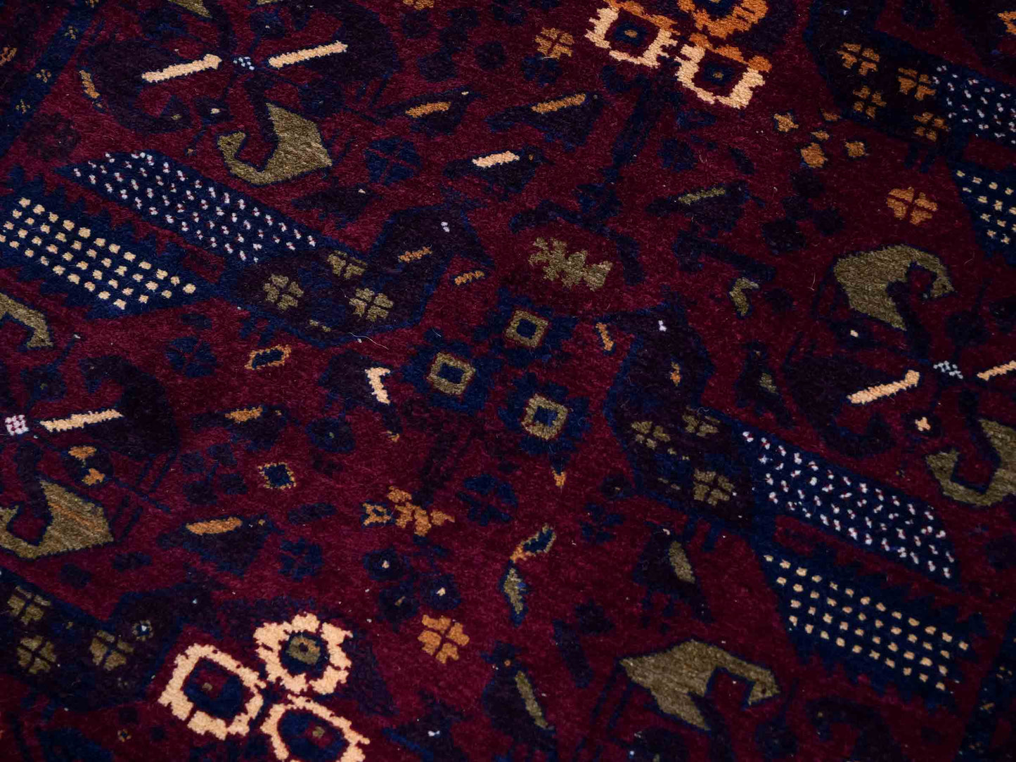 Antiker, handgeknüpfter Afghan Orientteppich aus Wolle von Khademi. Größe: 138 x 80 cm. Farbe: Rot, blau. Verkauf durch JUPITER Intl.