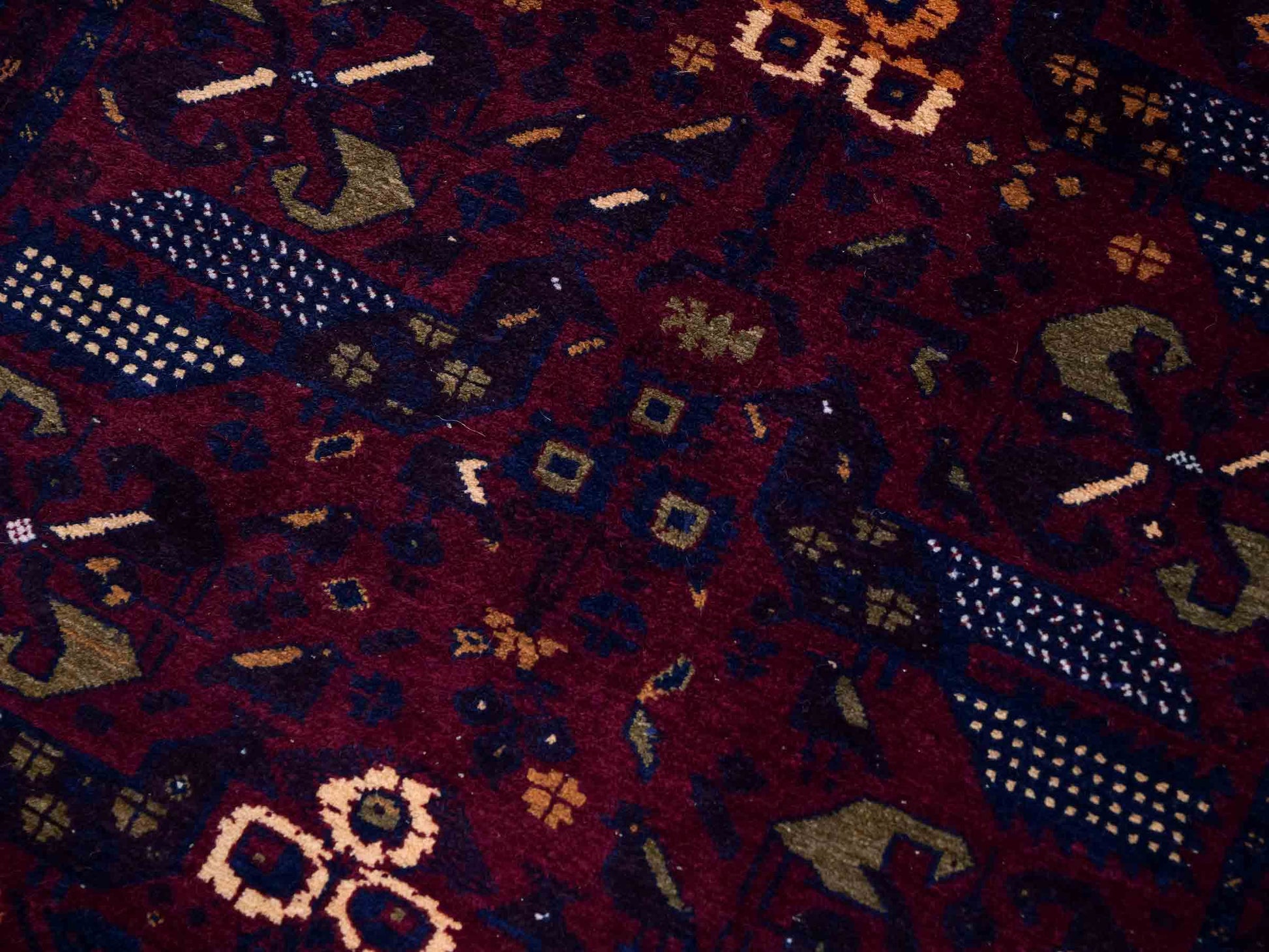 Antiker, handgeknüpfter Afghan Orientteppich aus Wolle von Khademi. Größe: 138 x 80 cm. Farbe: Rot, blau. Verkauf durch JUPITER Intl.