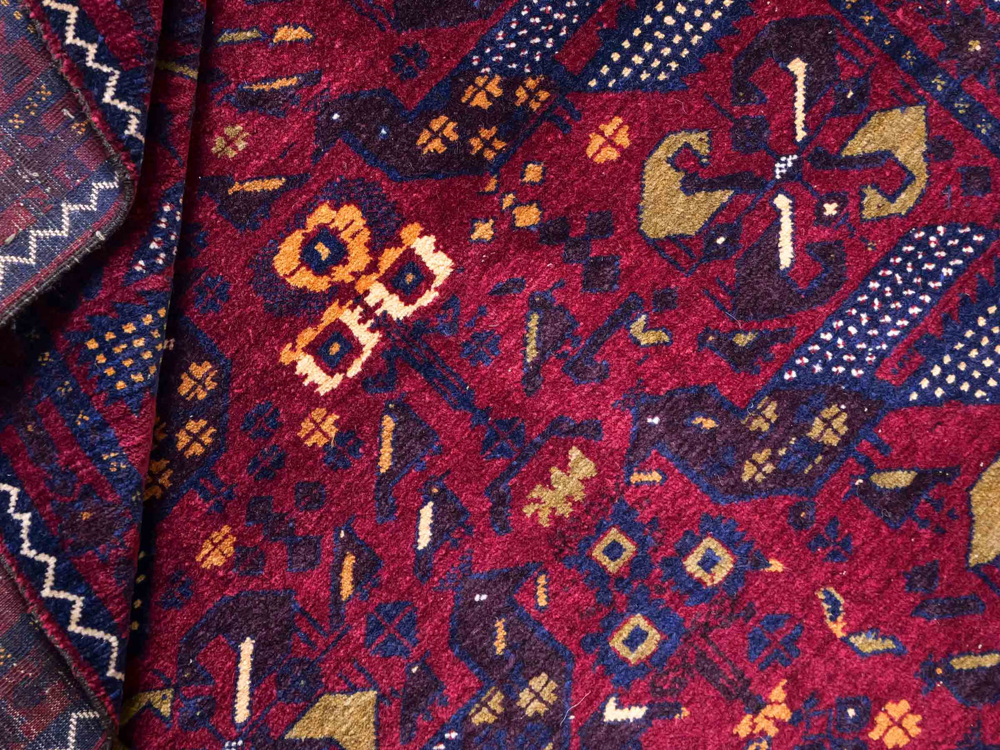 Antiker, handgeknüpfter Afghan Orientteppich aus Wolle von Khademi. Größe: 138 x 80 cm. Farbe: Rot, blau. Verkauf durch JUPITER Intl.