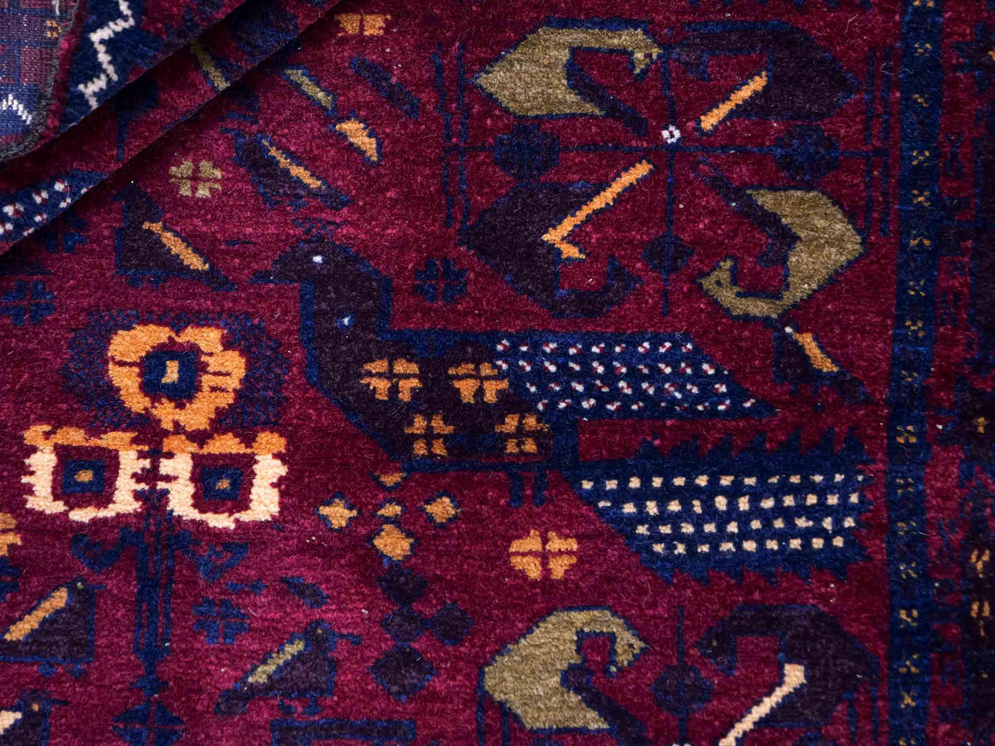 Antiker, handgeknüpfter Afghan Orientteppich aus Wolle von Khademi. Größe: 138 x 80 cm. Farbe: Rot, blau. Verkauf durch JUPITER Intl.