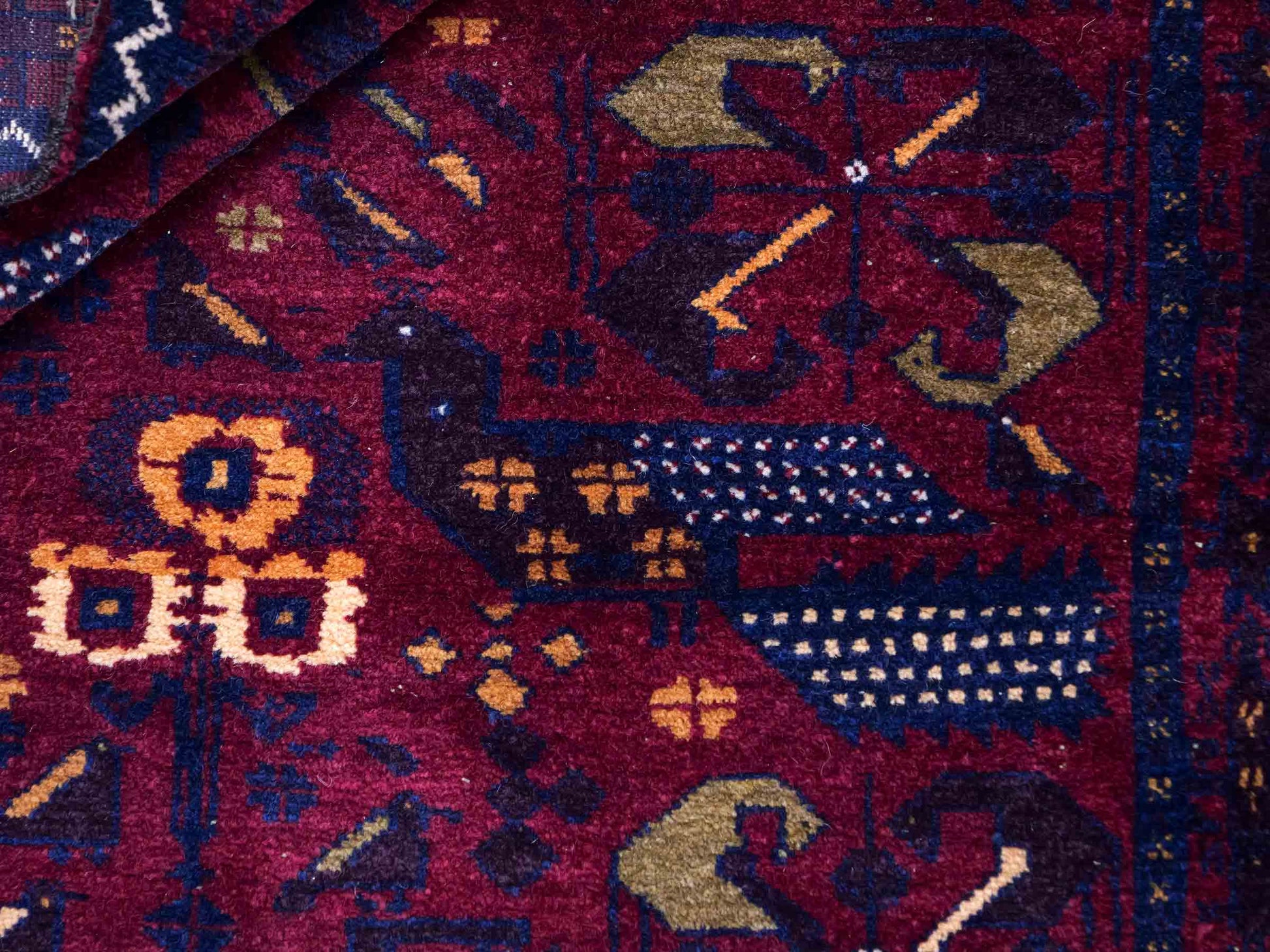 Antiker, handgeknüpfter Afghan Orientteppich aus Wolle von Khademi. Größe: 138 x 80 cm. Farbe: Rot, blau. Verkauf durch JUPITER Intl.