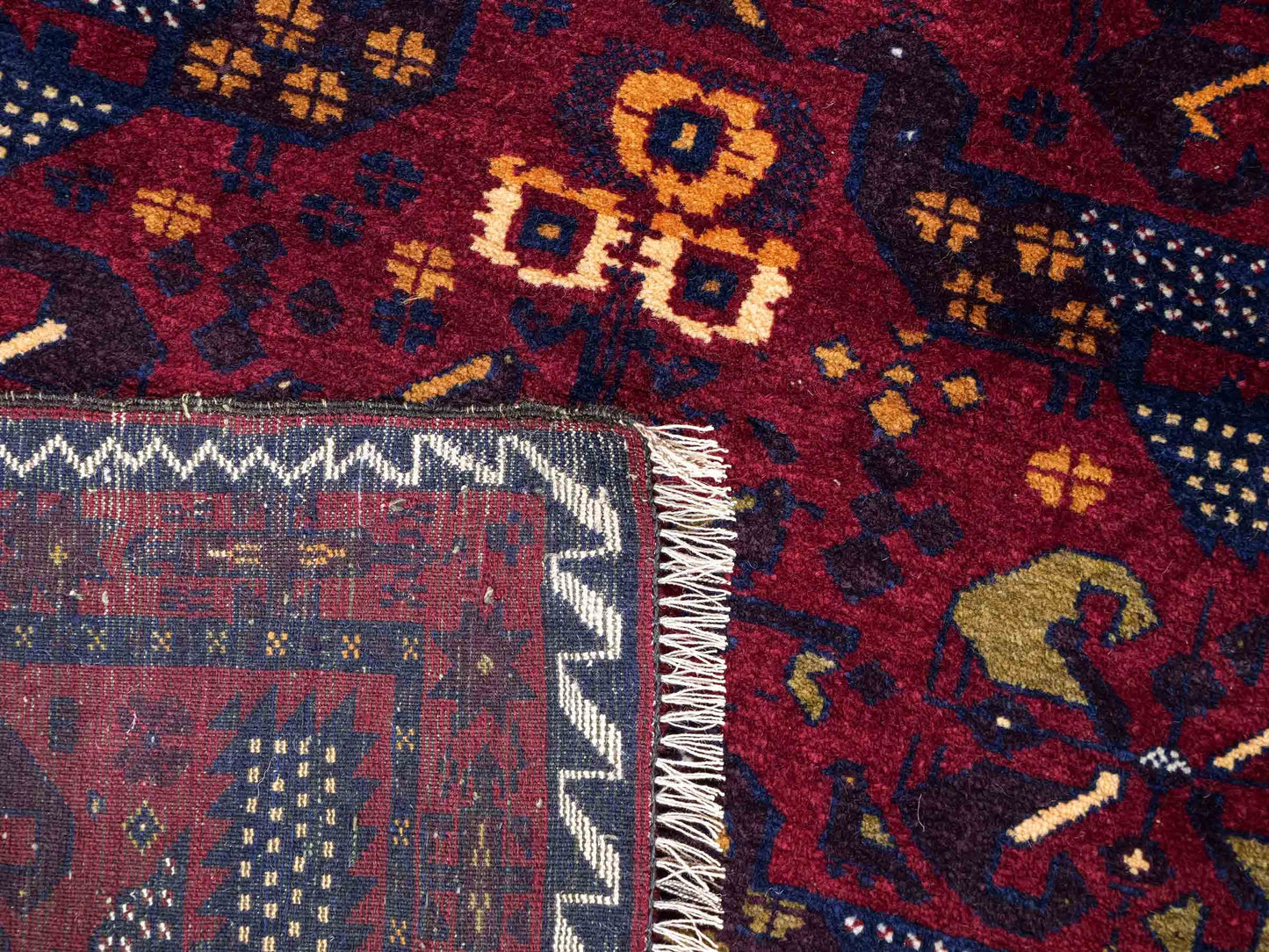 Antiker, handgeknüpfter Afghan Orientteppich aus Wolle von Khademi. Größe: 138 x 80 cm. Farbe: Rot, blau. Verkauf durch JUPITER Intl.
