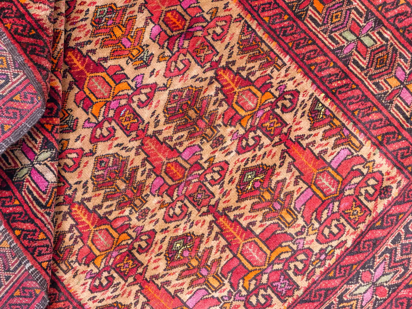 Antiker, handgeknüpfter Afghan Orientteppich aus Wolle von Khademi. Größe: 141 x 95 cm. Farbe: Rot, beige. Verkauf durch JUPITER Intl.