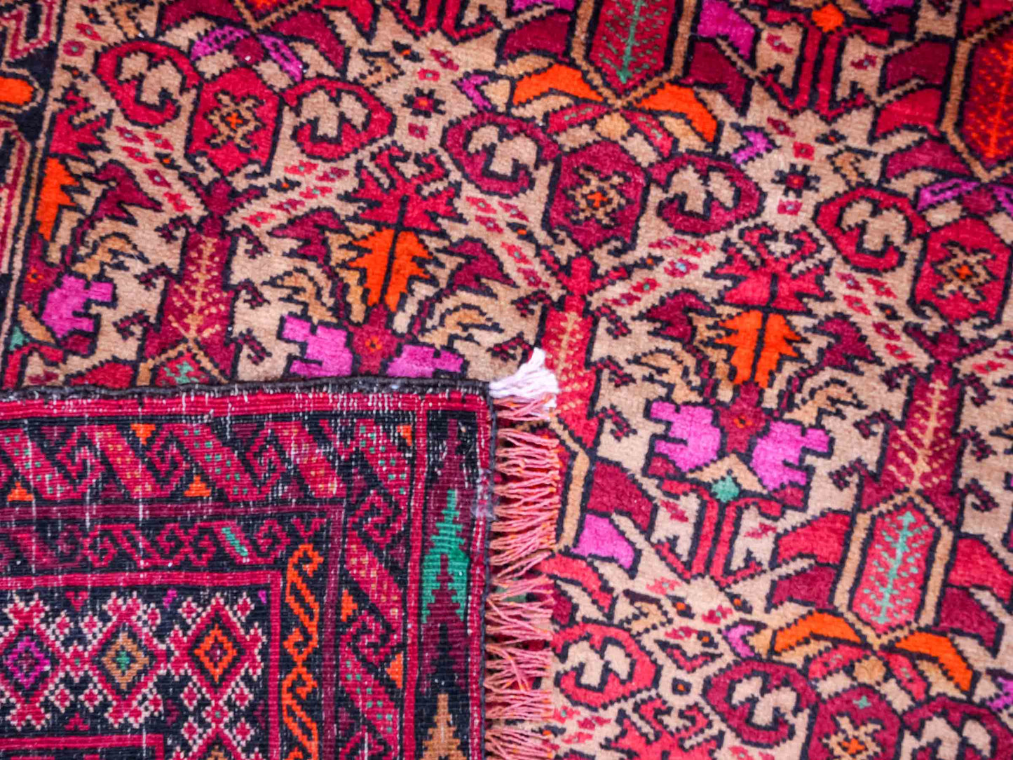 Antiker, handgeknüpfter Afghan Orientteppich aus Wolle von Khademi. Größe: 147 x 95 cm. Farbe: Rot. Verkauf durch JUPITER Intl.