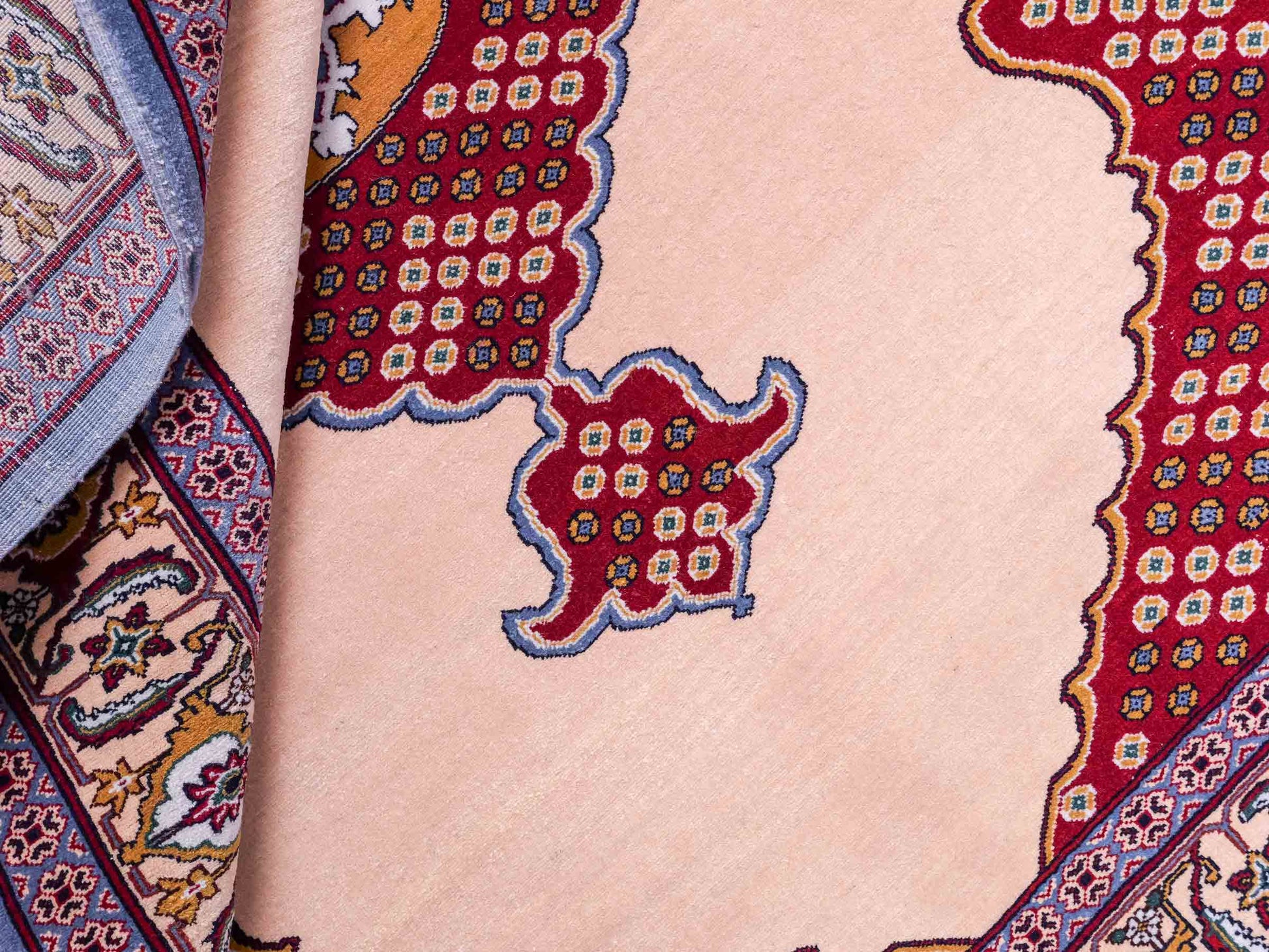 Sehr feiner, antiker, handgeknüpfter Afghan Orientteppich aus Wolle von Khademi. Größe: 150 x 104 cm. Farbe: Beige, rot, blau. Verkauf durch JUPITER Intl.