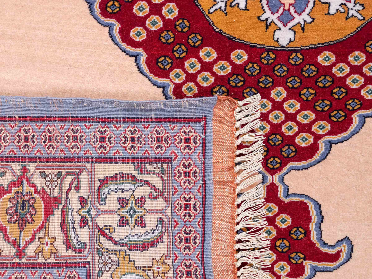 Sehr feiner, antiker, handgeknüpfter Afghan Orientteppich aus Wolle von Khademi. Größe: 150 x 104 cm. Farbe: Beige, rot, blau. Verkauf durch JUPITER Intl.