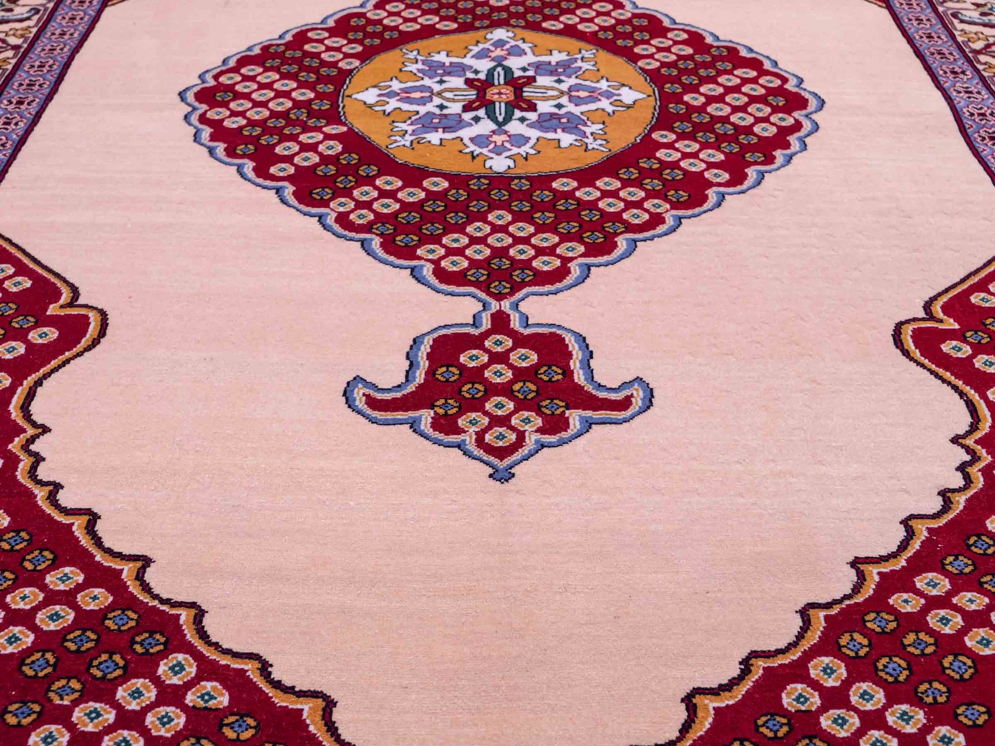 Sehr feiner, antiker, handgeknüpfter Afghan Orientteppich aus Wolle von Khademi. Größe: 150 x 104 cm. Farbe: Beige, rot, blau. Verkauf durch JUPITER Intl.