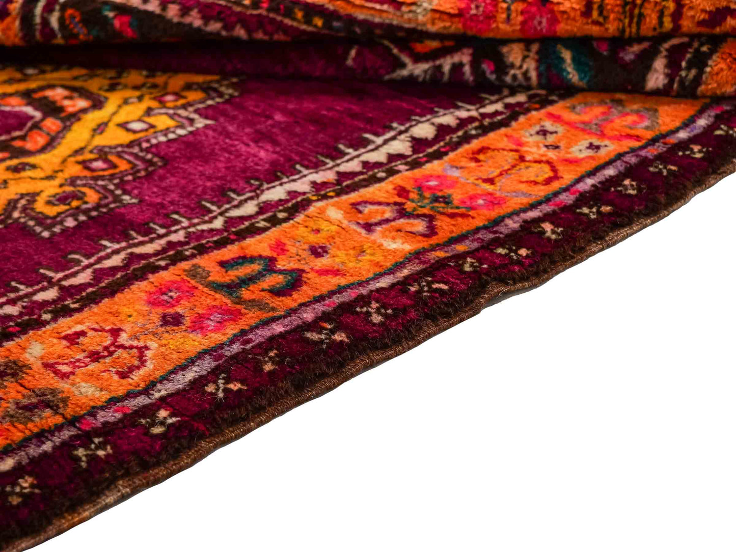 Handgeknüpfter, antiker Russia Orientteppich aus Wolle von Khademi. Farbe: Violett, lila, gelb. Größe: 202 x 113 cm. Vertrieb durch JUPITER Intl.