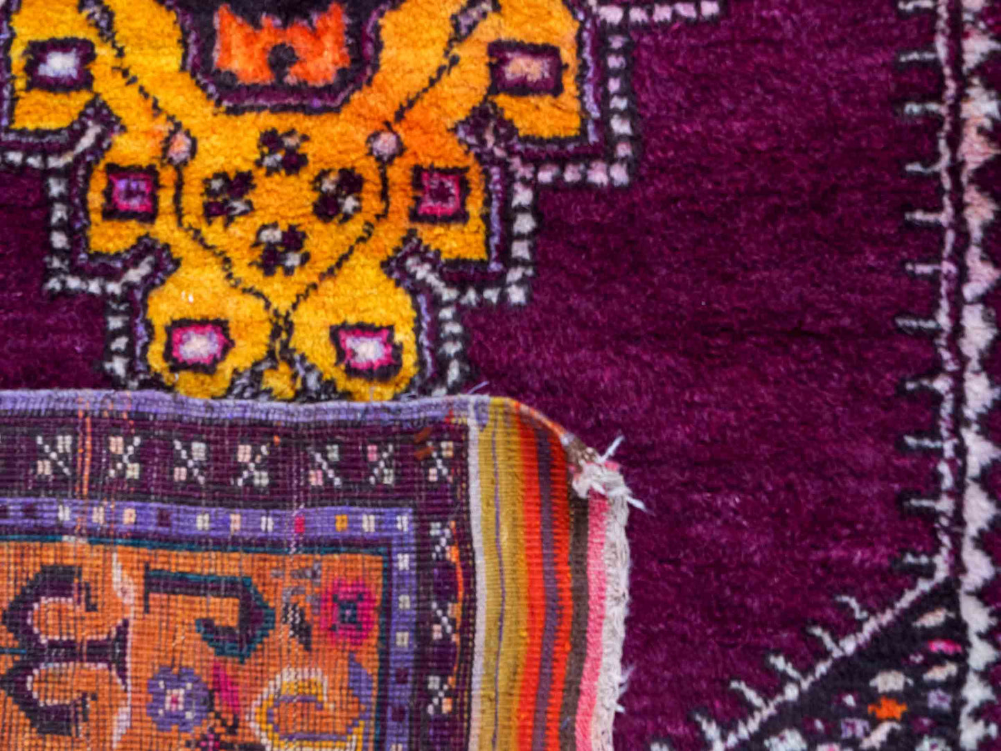 Handgeknüpfter, antiker Russia Orientteppich aus Wolle von Khademi. Farbe: Violett, lila, gelb. Größe: 202 x 113 cm. Vertrieb durch JUPITER Intl.