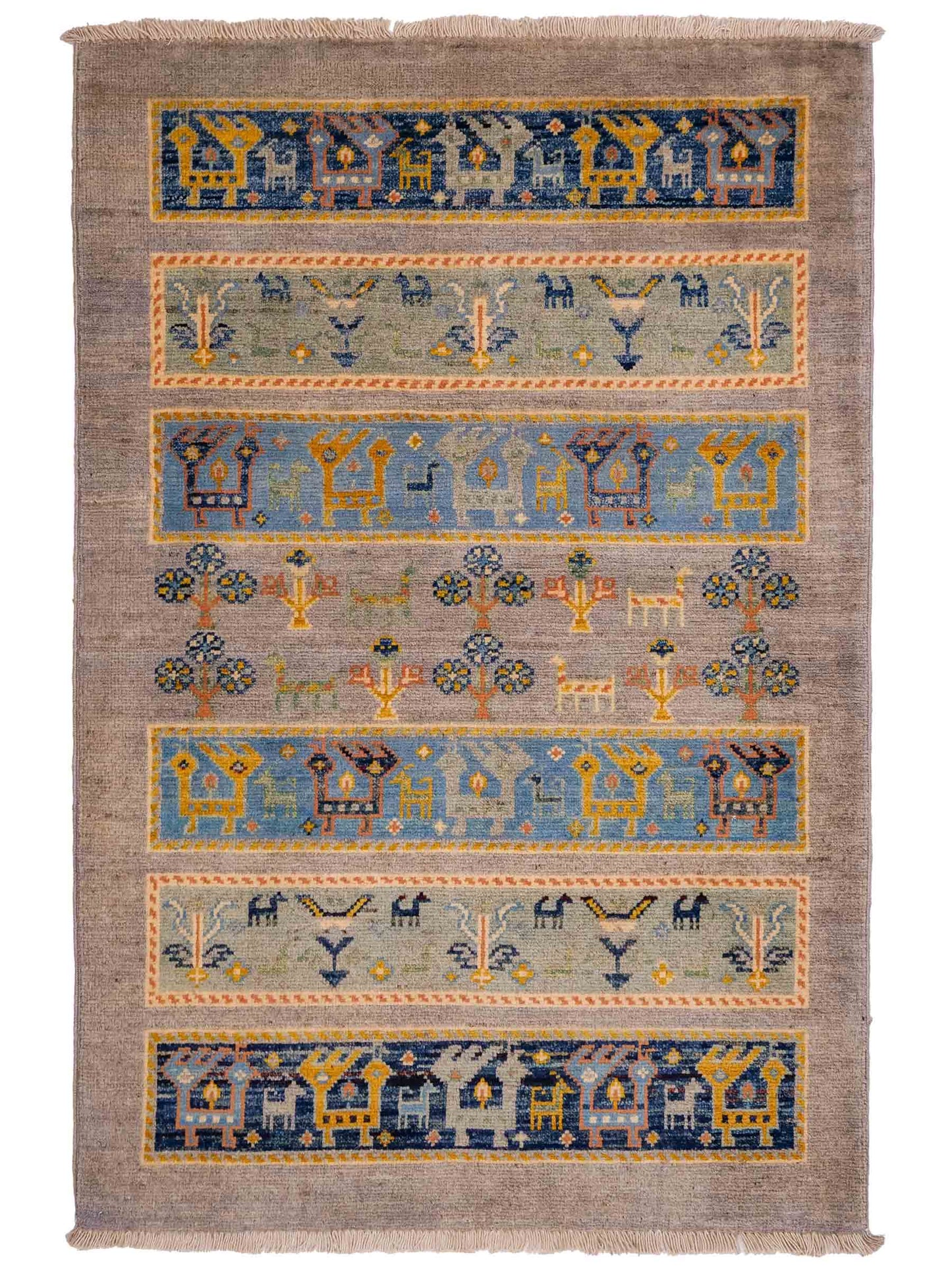 Feiner, handgeknüpfter Design Ziegler Chobi Orientteppich aus reiner Wolle mit geometrischem Feldmuster und figuralen Details von Khademi. Größe: 123 x 85 cm. Farbe: Grau. RB3-B2428. Ursprung: Afghanistan. Verkauf durch JUPITER Intl.