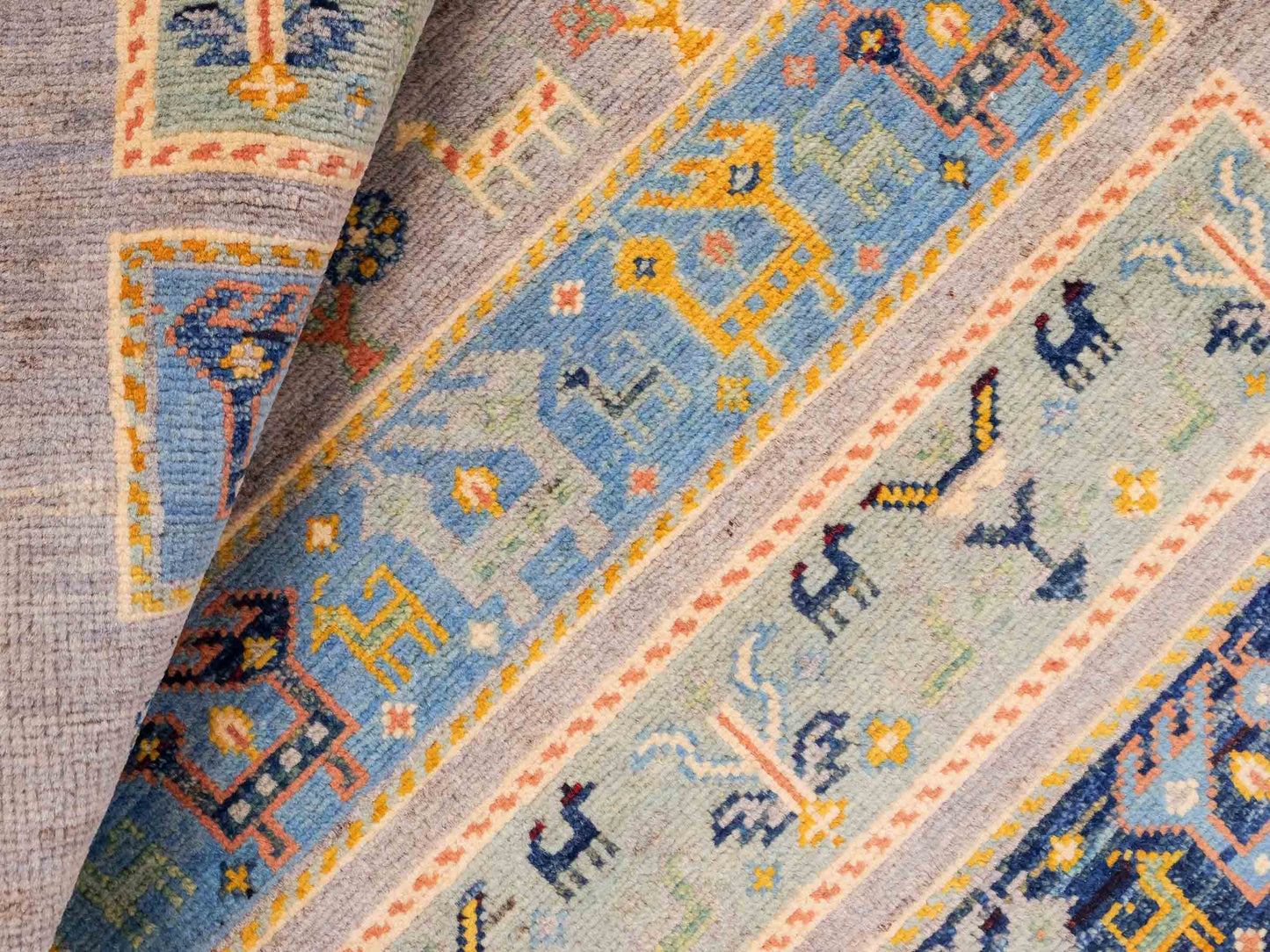 Feiner, handgeknüpfter Design Ziegler Chobi Orientteppich aus reiner Wolle mit geometrischem Feldmuster und figuralen Details von Khademi. Größe: 123 x 85 cm. Farbe: Grau. RB3-B2428. Ursprung: Afghanistan. Verkauf durch JUPITER Intl.