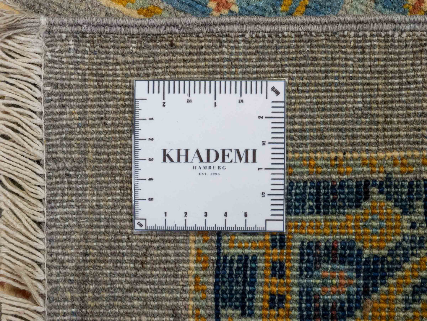 Feiner, handgeknüpfter Design Ziegler Chobi Orientteppich aus reiner Wolle mit geometrischem Feldmuster und figuralen Details von Khademi. Größe: 123 x 85 cm. Farbe: Grau. RB3-B2428. Ursprung: Afghanistan. Verkauf durch JUPITER Intl.
