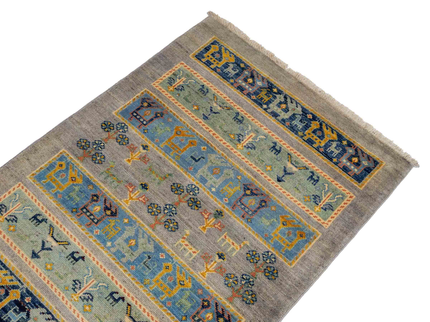 Feiner, handgeknüpfter Design Ziegler Chobi Orientteppich aus reiner Wolle mit geometrischem Feldmuster und figuralen Details von Khademi. Größe: 123 x 85 cm. Farbe: Grau. RB3-B2428. Ursprung: Afghanistan. Verkauf durch JUPITER Intl.