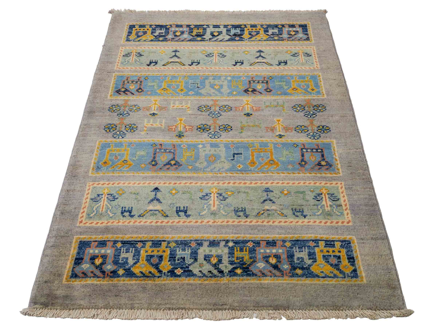 Feiner, handgeknüpfter Design Ziegler Chobi Orientteppich aus reiner Wolle mit geometrischem Feldmuster und figuralen Details von Khademi. Größe: 123 x 85 cm. Farbe: Grau. RB3-B2428. Ursprung: Afghanistan. Verkauf durch JUPITER Intl.