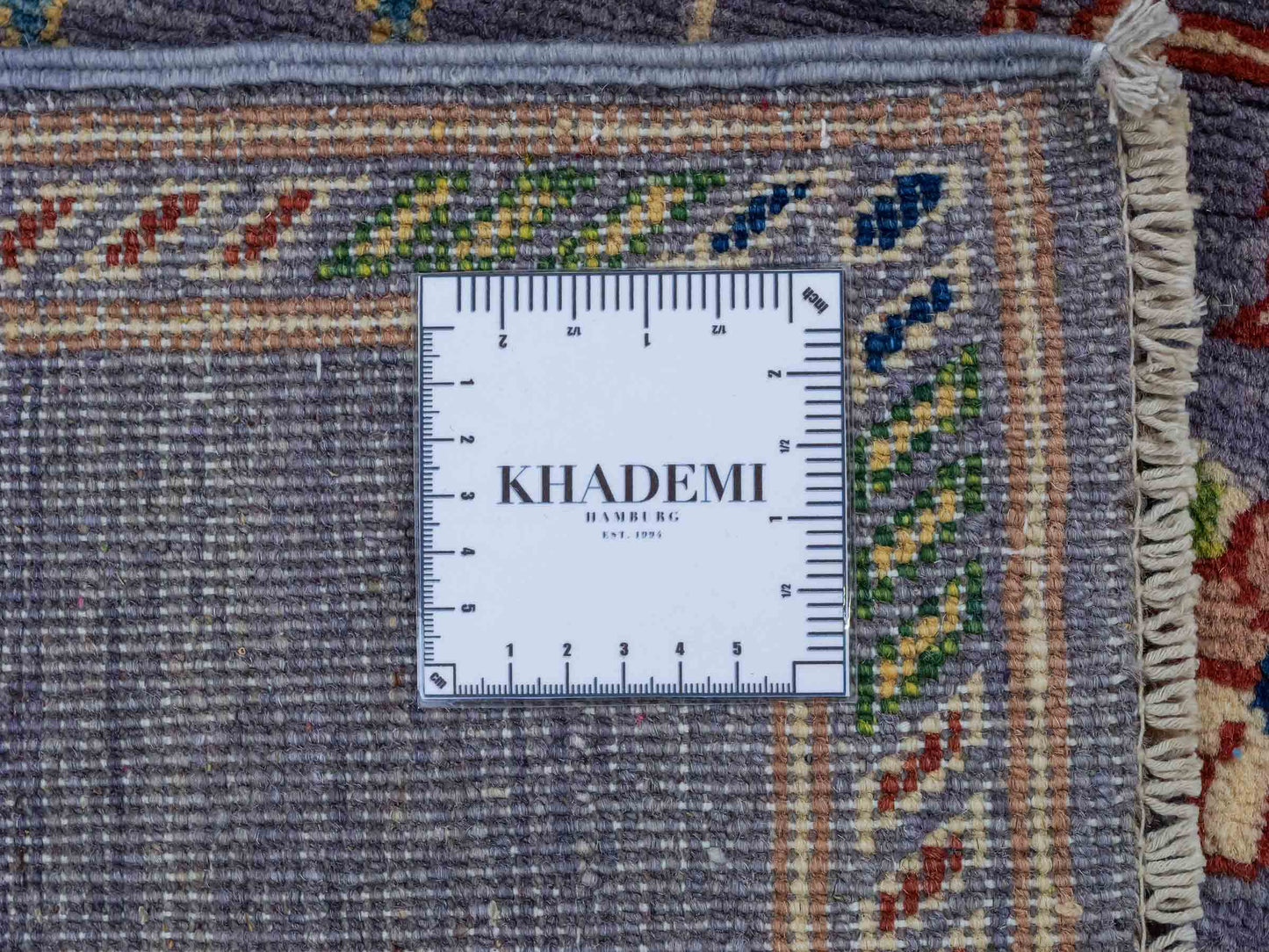 Feiner, handgeknüpfter Design Ziegler Chobi Orientteppich aus reiner Wolle mit geometrischem Feldmuster und figuralen Details von Khademi. Größe: 182 x 121 cm. Farbe: Graublau. RB3-B2662. Ursprung: Afghanistan. Verkauf durch JUPITER Intl.