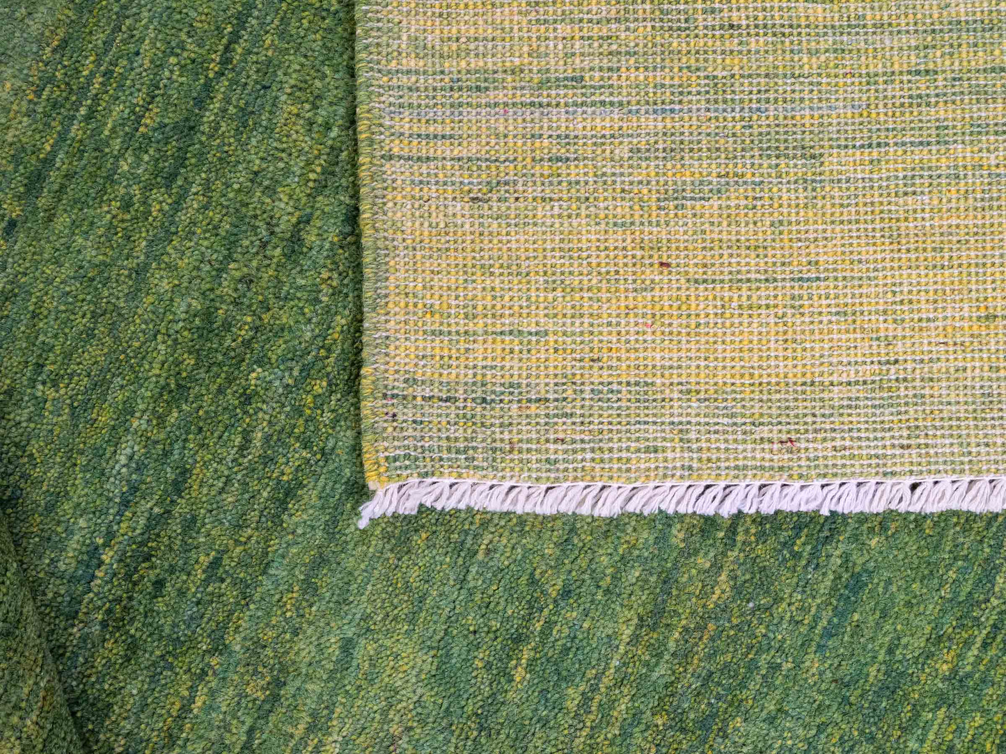 Feiner, handgeknüpfter Design Ziegler Chobi Orientteppich aus reiner Wolle mit minimalistischem, einfarbigem Muster von Khademi. Größe: 233 x 168 cm. Farbe: Grün. RB3-B2849. Ursprung: Afghanistan. Verkauf durch JUPITER Intl.