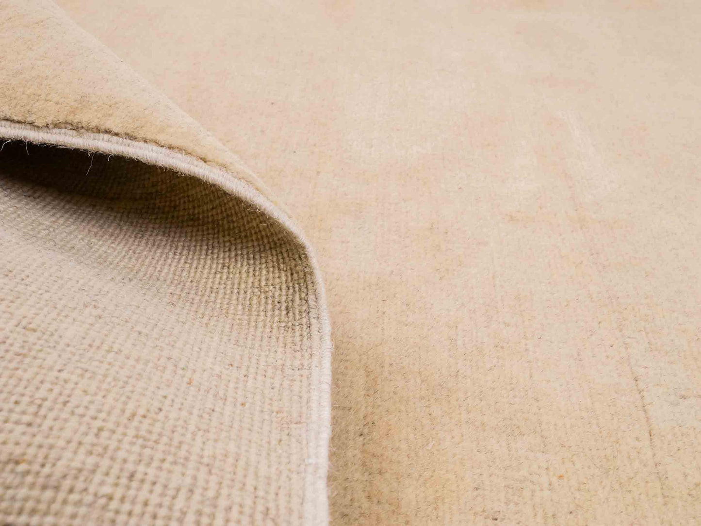 Feiner, handgeknüpfter Design Ziegler Chobi Orientteppich aus reiner Wolle mit minimalistischem, einfarbigem Muster von Khademi. Größe: 266 x 169 cm. Farbe: Beige. RB3-B2851. Ursprung: Afghanistan. Verkauf durch JUPITER Intl.