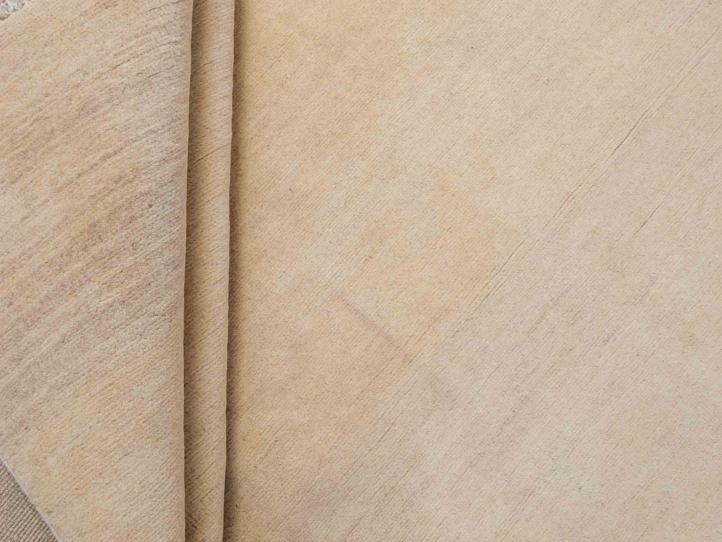 Feiner, handgeknüpfter Design Ziegler Chobi Orientteppich aus reiner Wolle mit minimalistischem, einfarbigem Muster von Khademi. Größe: 266 x 169 cm. Farbe: Beige. RB3-B2851. Ursprung: Afghanistan. Verkauf durch JUPITER Intl.