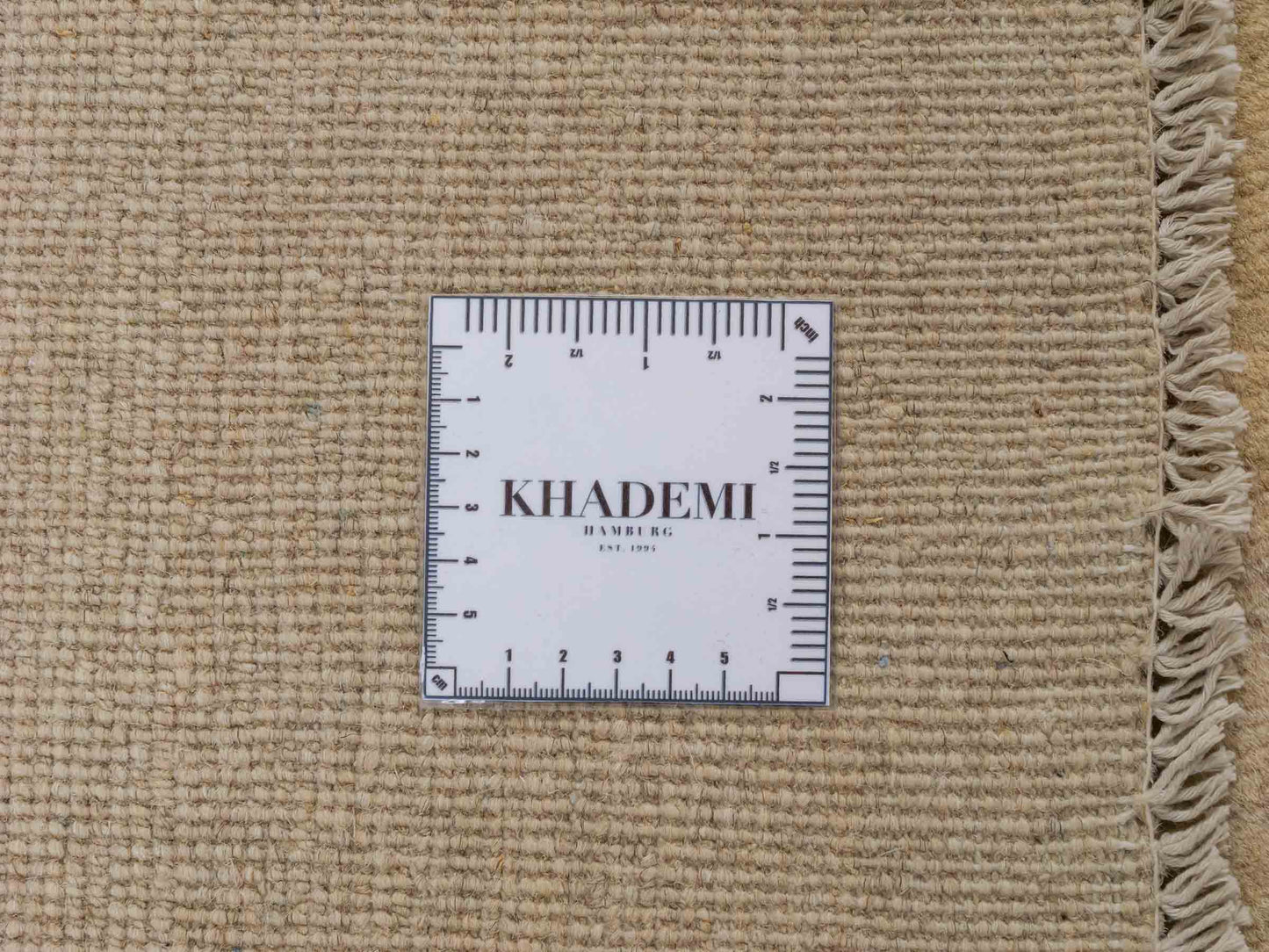 Feiner, handgeknüpfter Design Ziegler Chobi Orientteppich aus reiner Wolle mit minimalistischem, einfarbigem Muster von Khademi. Größe: 266 x 169 cm. Farbe: Beige. RB3-B2851. Ursprung: Afghanistan. Verkauf durch JUPITER Intl.