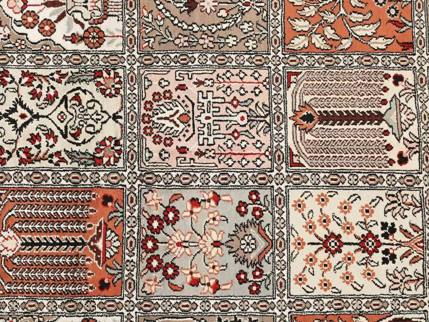 Sehr feiner, handgeknüpfter, chinesischer Orientteppich mit Ghom Design aus Kunstseide, braun, creme, oliv. 545x373 cm. Verkauf durch Jupiter Intl.