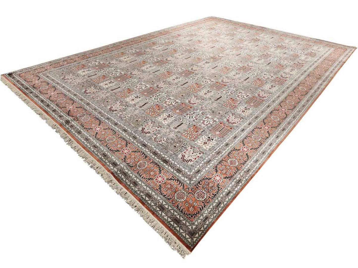 Sehr feiner, handgeknüpfter, chinesischer Orientteppich mit Ghom Design aus Kunstseide, braun, creme, oliv. 545x373 cm. Verkauf durch Jupiter Intl.