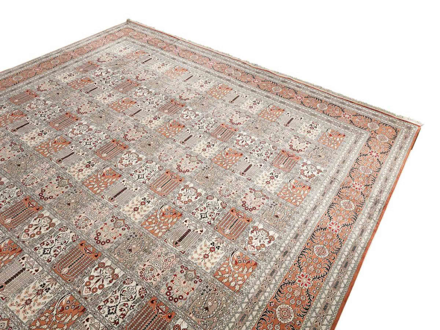 Sehr feiner, handgeknüpfter, chinesischer Orientteppich mit Ghom Design aus Kunstseide, braun, creme, oliv. 545x373 cm. Verkauf durch Jupiter Intl.