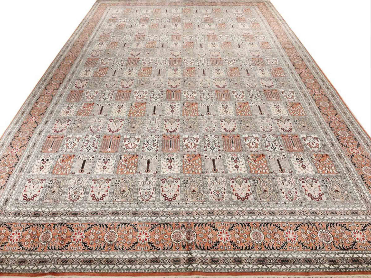 Sehr feiner, handgeknüpfter, chinesischer Orientteppich mit Ghom Design aus Kunstseide, braun, creme, oliv. 545x373 cm. Verkauf durch Jupiter Intl.