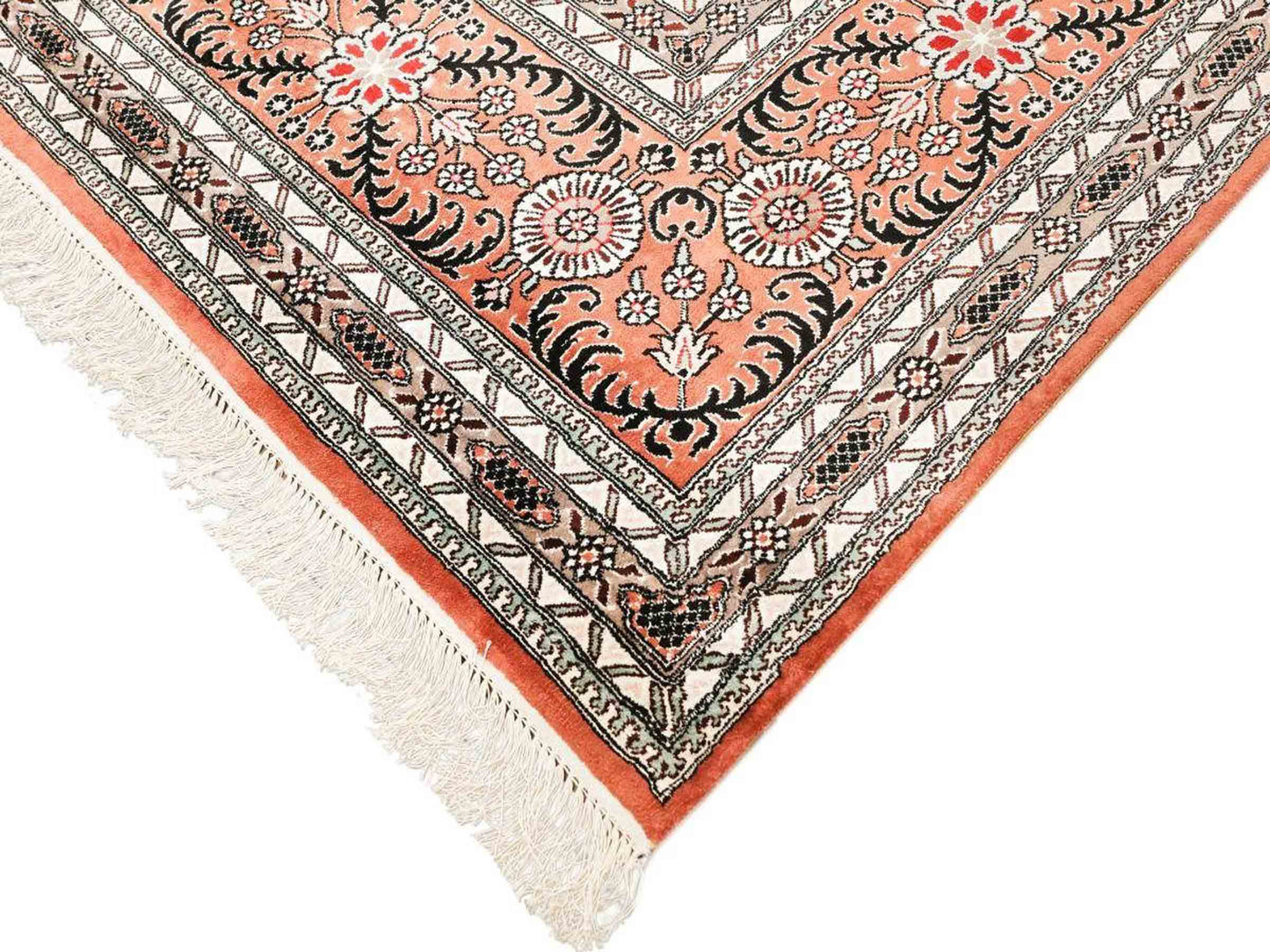 Sehr feiner, handgeknüpfter, chinesischer Orientteppich mit Ghom Design aus Kunstseide, braun, creme, oliv. 545x373 cm. Verkauf durch Jupiter Intl.