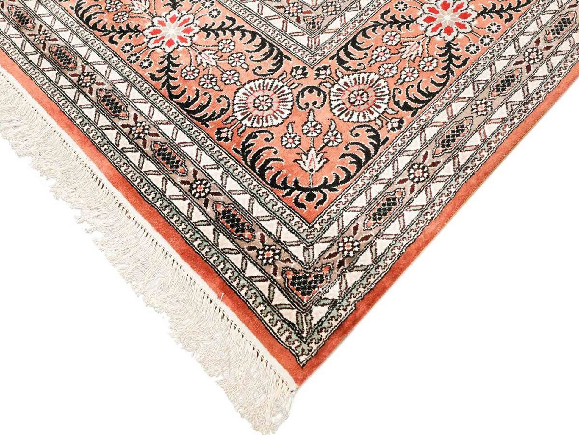 Sehr feiner, handgeknüpfter, chinesischer Orientteppich mit Ghom Design aus Kunstseide, braun, creme, oliv. 545x373 cm. Verkauf durch Jupiter Intl.