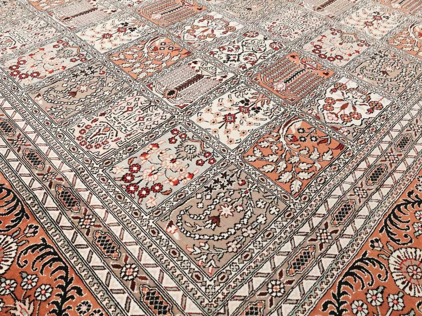 Sehr feiner, handgeknüpfter, chinesischer Orientteppich mit Ghom Design aus Kunstseide, braun, creme, oliv. 545x373 cm. Verkauf durch Jupiter Intl.