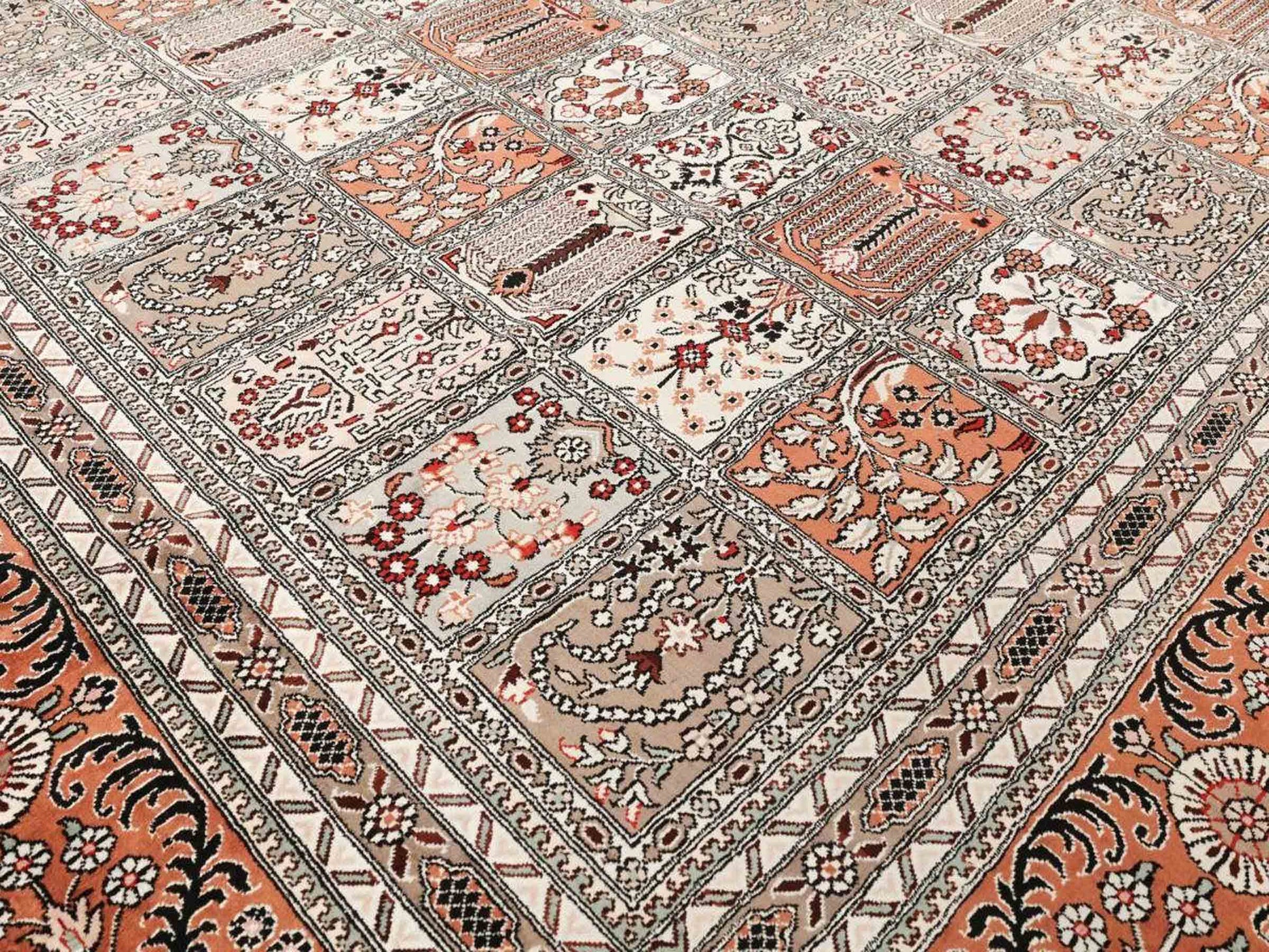Sehr feiner, handgeknüpfter, chinesischer Orientteppich mit Ghom Design aus Kunstseide, braun, creme, oliv. 545x373 cm. Verkauf durch Jupiter Intl.