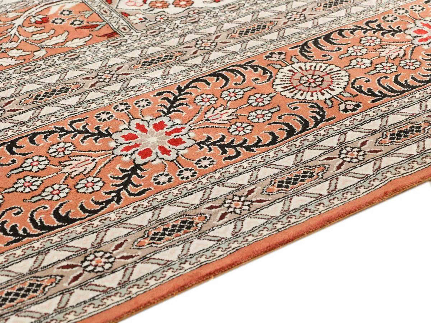 Sehr feiner, handgeknüpfter, chinesischer Orientteppich mit Ghom Design aus Kunstseide, braun, creme, oliv. 545x373 cm. Verkauf durch Jupiter Intl.