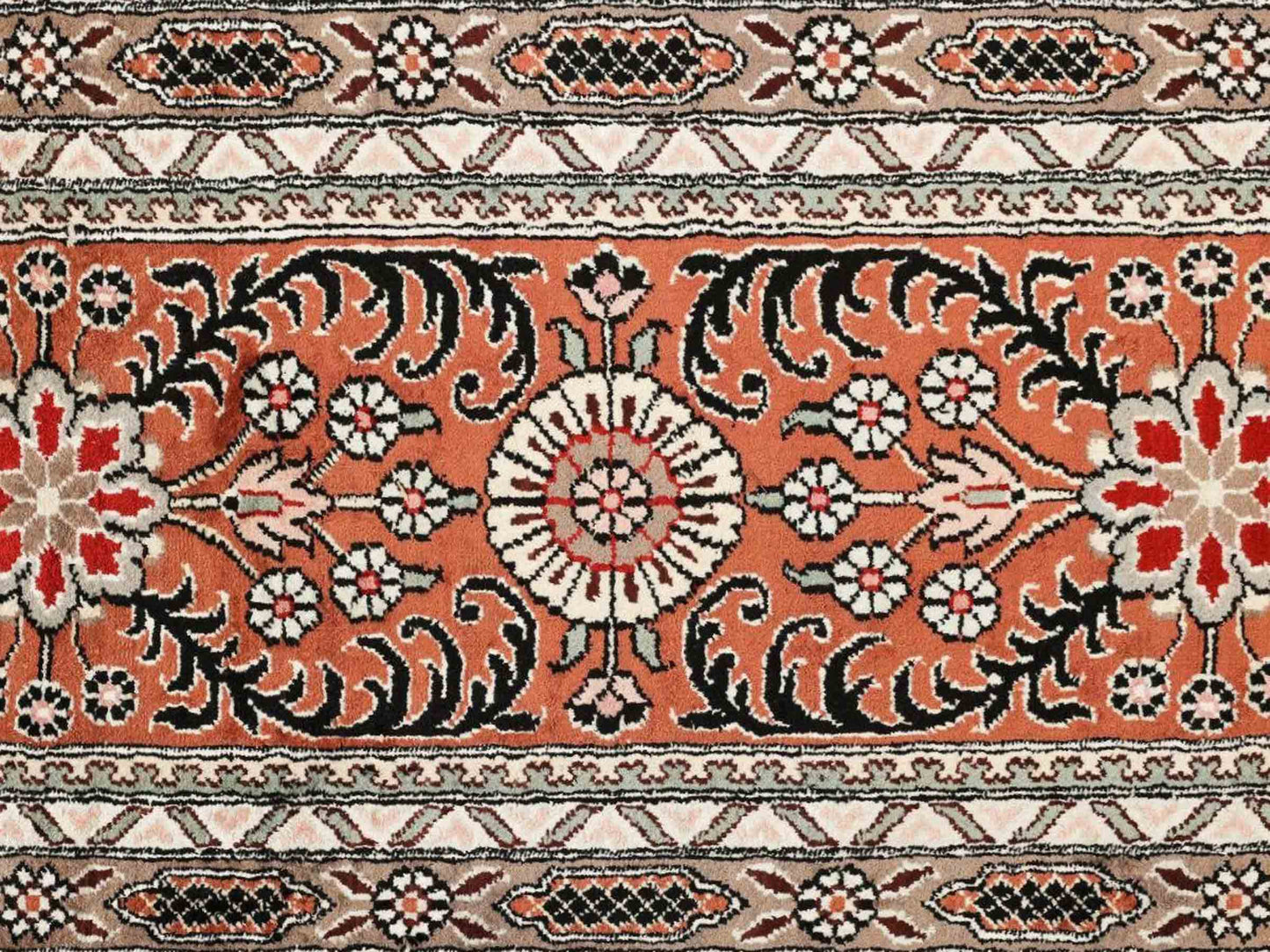 Sehr feiner, handgeknüpfter, chinesischer Orientteppich mit Ghom Design aus Kunstseide, braun, creme, oliv. 545x373 cm. Verkauf durch Jupiter Intl.