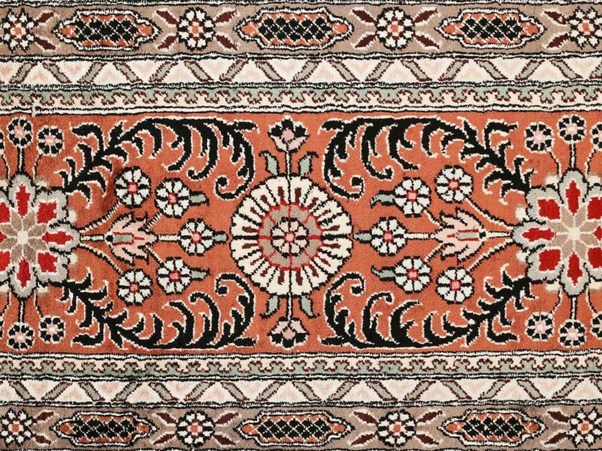 Sehr feiner, handgeknüpfter, chinesischer Orientteppich mit Ghom Design aus Kunstseide, braun, creme, oliv. 545x373 cm. Verkauf durch Jupiter Intl.