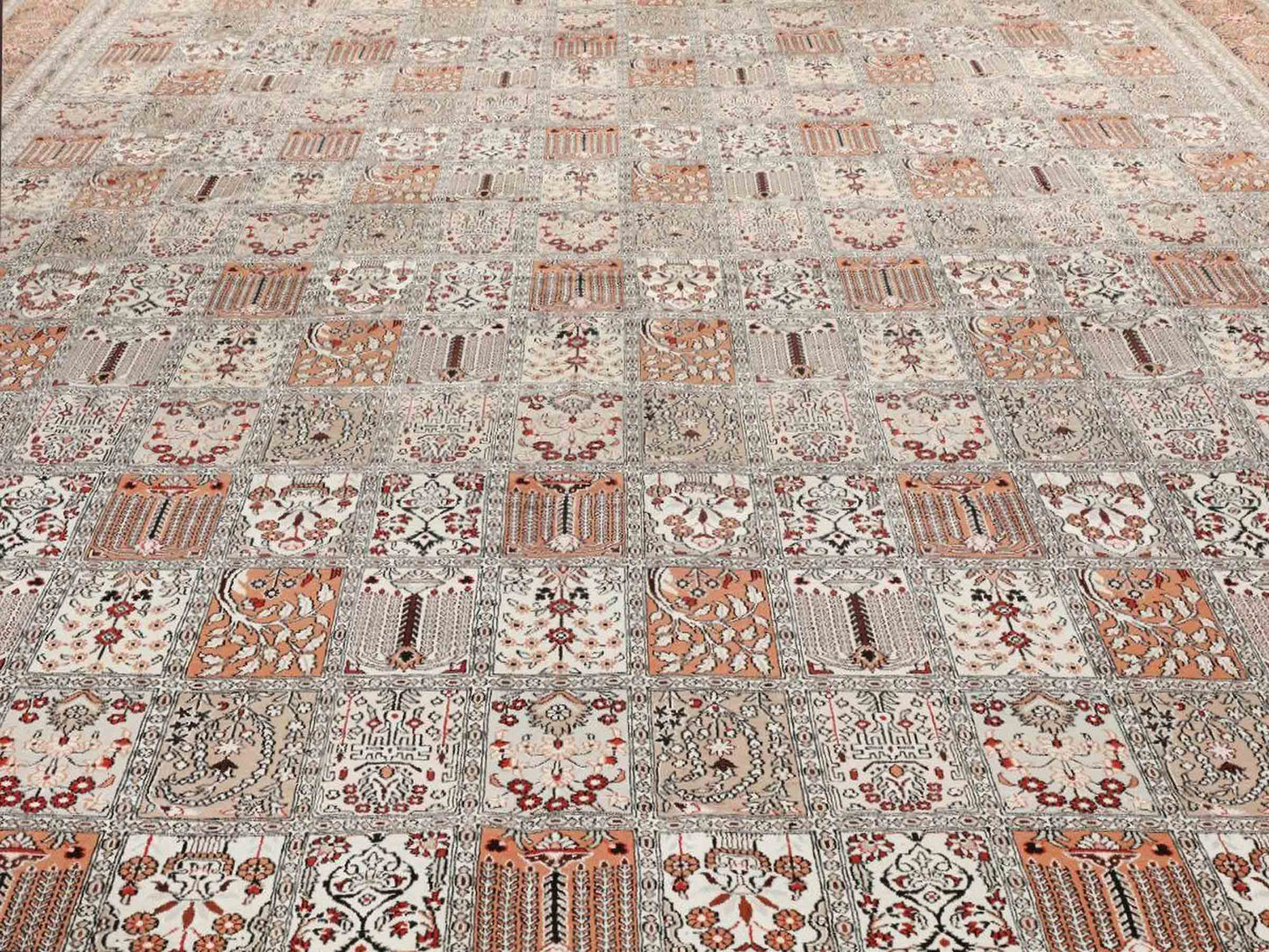 Sehr feiner, handgeknüpfter, chinesischer Orientteppich mit Ghom Design aus Kunstseide, braun, creme, oliv. 545x373 cm. Verkauf durch Jupiter Intl.