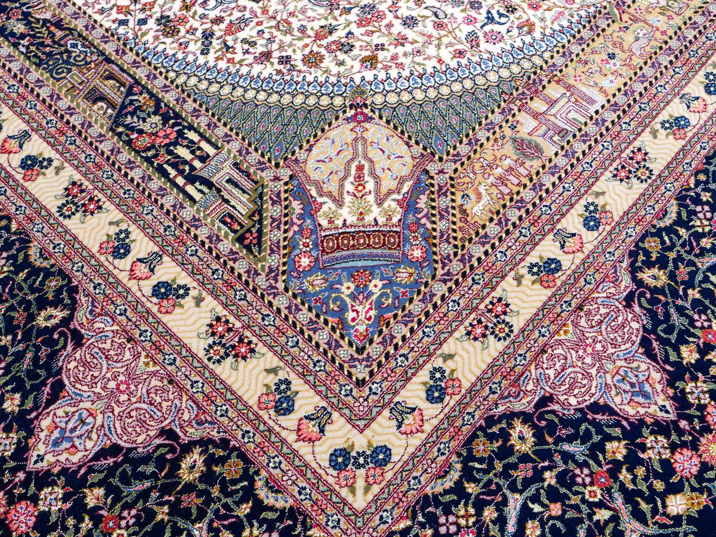 Sehr feiner, handgeknüpfter Khademi Orientteppich mit Ghom Design aus Wolle mit Seide, blau, rot. 285x207 cm. Vertrieb durch Jupiter Intl.