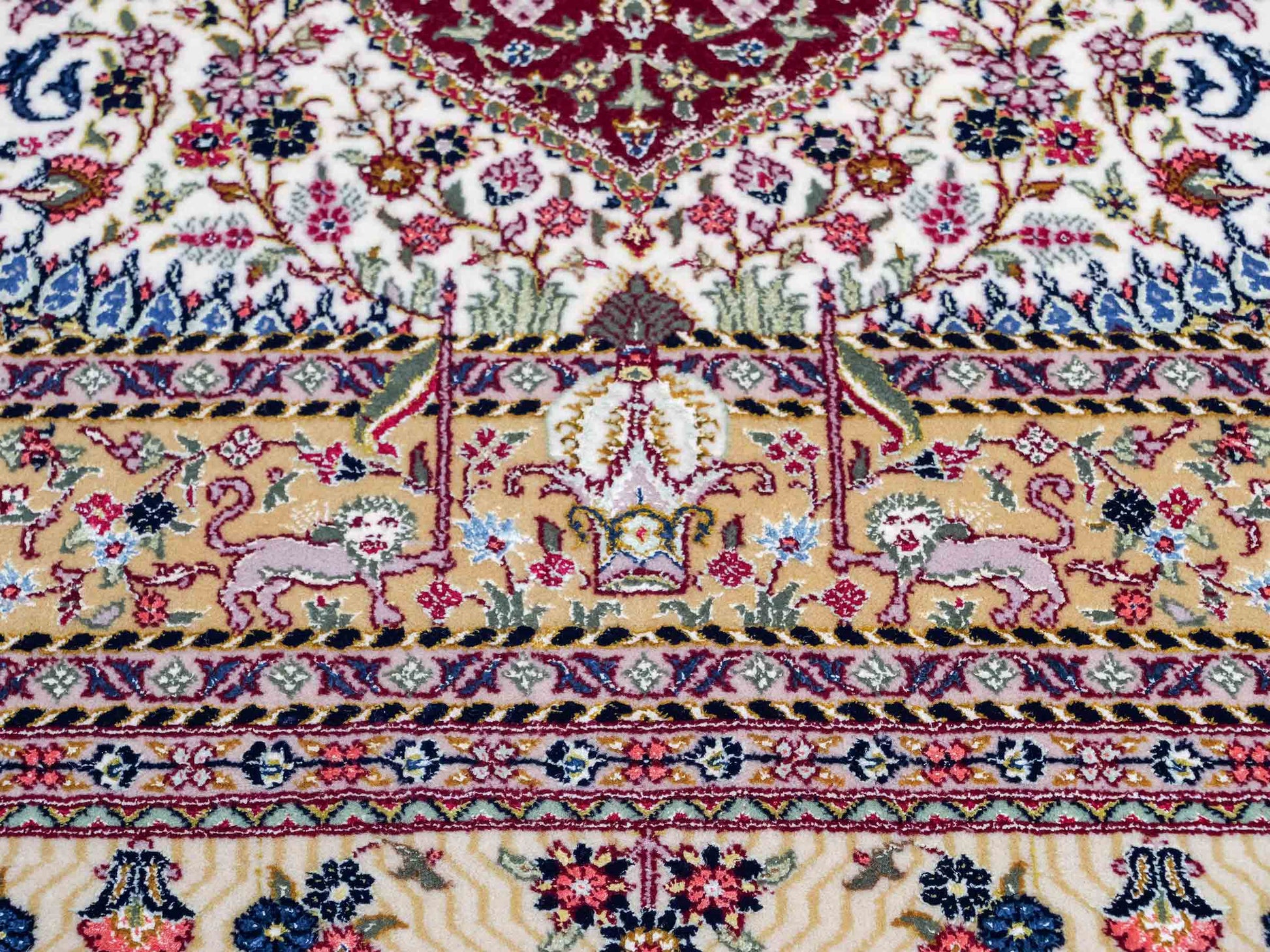 Sehr feiner, handgeknüpfter Khademi Orientteppich mit Ghom Design aus Wolle mit Seide, blau, rot. 285x207 cm. Vertrieb durch Jupiter Intl.