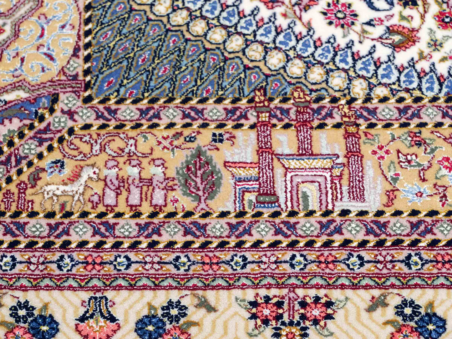 Sehr feiner, handgeknüpfter Khademi Orientteppich mit Ghom Design aus Wolle mit Seide, blau, rot. 285x207 cm. Vertrieb durch Jupiter Intl.