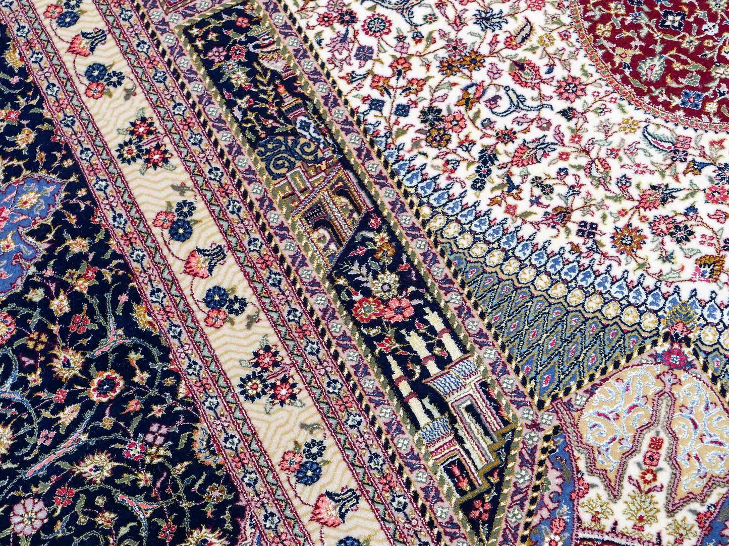 Sehr feiner, handgeknüpfter Khademi Orientteppich mit Ghom Design aus Wolle mit Seide, blau, rot. 285x207 cm. Vertrieb durch Jupiter Intl.