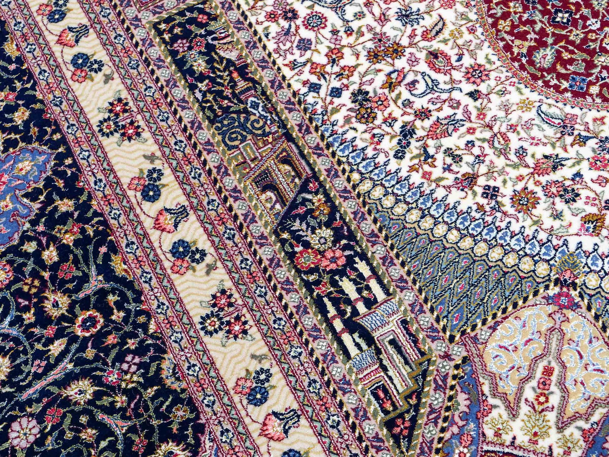 Sehr feiner, handgeknüpfter Khademi Orientteppich mit Ghom Design aus Wolle mit Seide, blau, rot. 285x207 cm. Vertrieb durch Jupiter Intl.