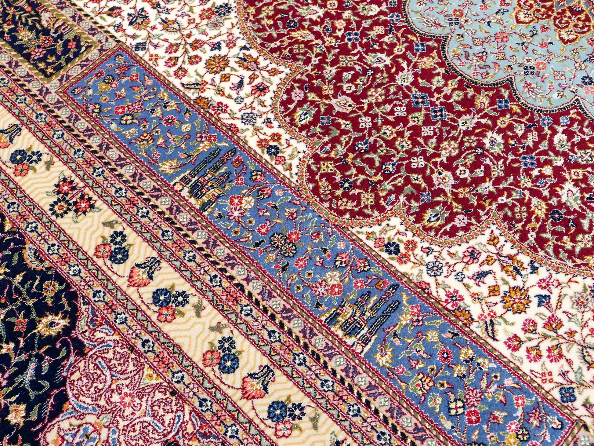 Sehr feiner, handgeknüpfter Khademi Orientteppich mit Ghom Design aus Wolle mit Seide, blau, rot. 285x207 cm. Vertrieb durch Jupiter Intl.