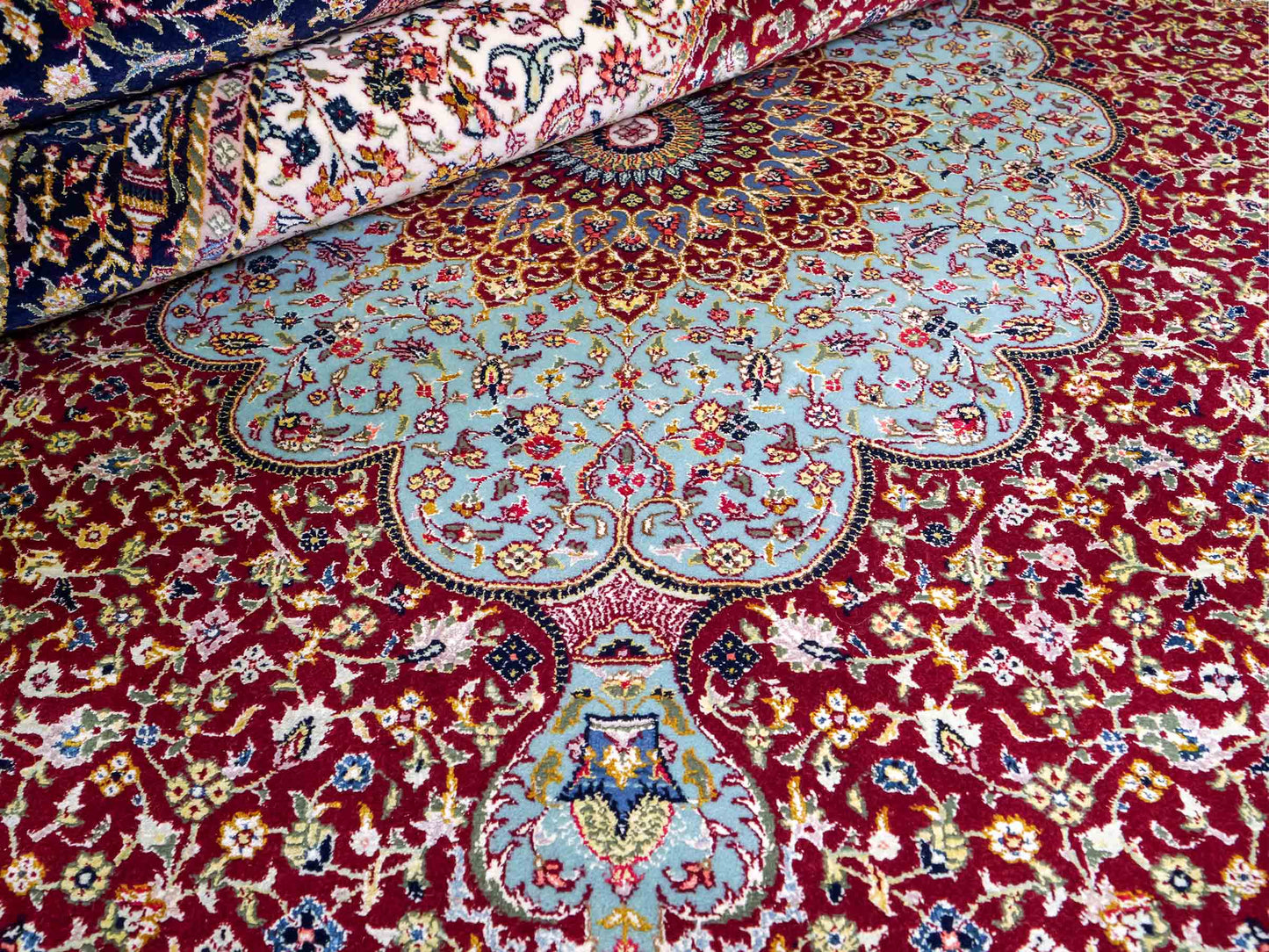 Sehr feiner, handgeknüpfter Khademi Orientteppich mit Ghom Design aus Wolle mit Seide, blau, rot. 285x207 cm. Vertrieb durch Jupiter Intl.