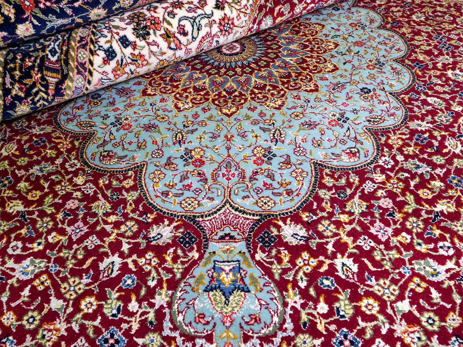 Sehr feiner, handgeknüpfter Khademi Orientteppich mit Ghom Design aus Wolle mit Seide, blau, rot. 285x207 cm. Vertrieb durch Jupiter Intl.