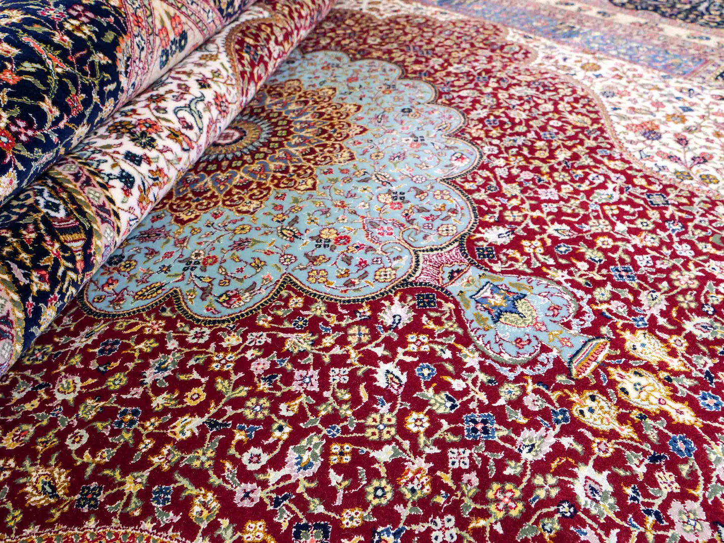 Sehr feiner, handgeknüpfter Khademi Orientteppich mit Ghom Design aus Wolle mit Seide, blau, rot. 285x207 cm. Vertrieb durch Jupiter Intl.