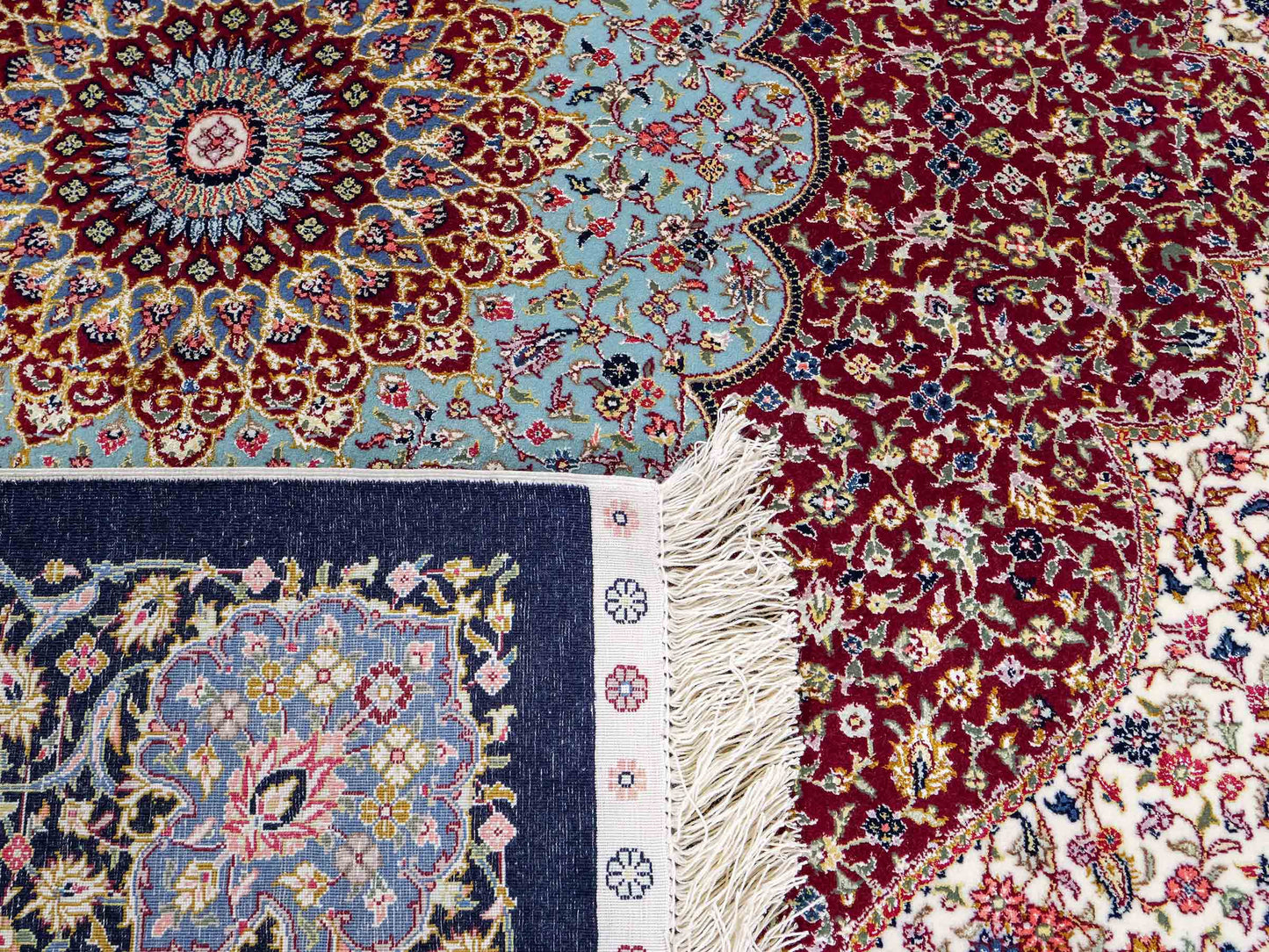 Sehr feiner, handgeknüpfter Khademi Orientteppich mit Ghom Design aus Wolle mit Seide, blau, rot. 285x207 cm. Vertrieb durch Jupiter Intl.